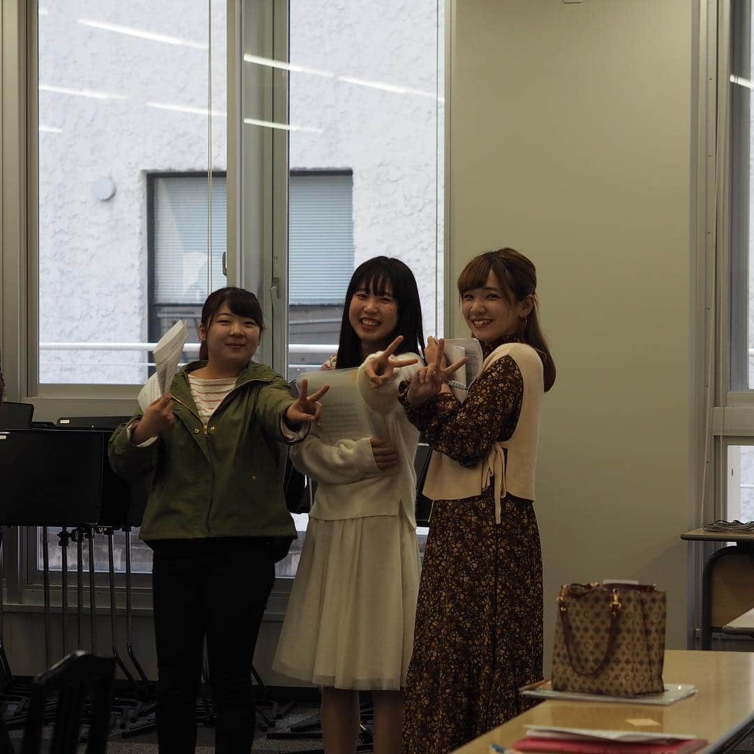福岡女子短期大学さんのインスタグラム写真 - (福岡女子短期大学Instagram)「@音楽科 . 音楽科の新しい校舎での講義も約1ヶ月がたちました😊真新しいカーペット💗に明るい教室✨ . 先週の金曜日は🎼合奏室で「合唱🎹」の授業が行われていました。パート練習の時は教室と教室の移動など、まだ慣れないようでした。 . 今年もアクロス福岡シンフォニーホール🌱でのコンサートも予定📅されており、コンサートに向けて徐々に仕上がっていくことと思います🎺 . #福岡女子短期大学音楽科 #音楽科 #福岡女子短期大学 #福女短 #合唱 #レッスン #授業 #音楽大学 #歌声 #歌 #合唱団 #福岡 #福岡県 #太宰府 #太宰府市 #女子大生 #短大生 #音楽好きな人と繋がりたい #クラシック音楽 #写真好きな人と繋がりたい #写真撮るのが好きな人と繋がりたい #日常の風景 #日常の記録 #音大 #音大生 #授業中 #音楽教諭 . ========[ 資料請求 ]======== ． 新しい福岡女子短期大学の資料請求（2020大学案内）を無料送付中です。本学ホームページからお気軽に申し込みください。 . 子ども学科/健康栄養学科 音楽科/文化教養学科 ． 福岡女子短期大学 住所：‪福岡県太宰府市五条四丁目16番1号‬ tel：‪092-922-4034‬（代表）」4月21日 11時54分 - fukuoka_wjc