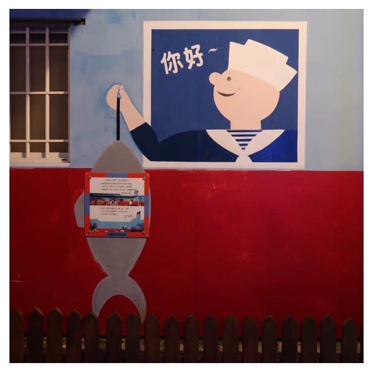 太田葉子さんのインスタグラム写真 - (太田葉子Instagram)「弾丸台湾旅行DAY2 パート2﻿﻿﻿ ﻿﻿﻿﻿ 今回の旅のメインのひとつ﻿﻿﻿ #淡水 でぼんやりと夕日を見る！🌆﻿﻿﻿ ﻿﻿﻿﻿ ﻿﻿﻿﻿ 1〜3.﻿﻿ ﻿  どうせならゆっくり座って夕日を見たい﻿﻿ と思い評判の良いスポットを検索。﻿﻿ ﻿  30分くらい歩いて#AneaCafe という﻿﻿ ﻿  カフェへ！テラス席がちょうど空いてたので﻿﻿ ﻿ (しかもソファ席！)まさに思い描いていた﻿﻿ ﻿  とおりになった！！😂✨✨✨﻿﻿ 日頃の慌ただしさを忘れ、﻿﻿ ひたすら夕日を﻿  拝む究極のリラックス時間😌🌆﻿﻿﻿ ﻿﻿﻿ 4〜7.﻿﻿ ﻿  晴れの日の淡水は本当に綺麗だった✨﻿﻿ ﻿  一応、雨の場合のプランも考えていたが﻿﻿ ﻿  行けて良かった！🐠﻿﻿﻿ ﻿﻿﻿﻿ 8〜9.﻿﻿ ﻿  評判のBRUCEさんのマッサージへ🦶✨﻿﻿ ﻿  これも今回の旅のメインのひとつ！﻿﻿ ﻿  たまたま1枠空いていたので予約できた！✨﻿﻿ ﻿  極楽全身マッサージ&骨盤スッキリコース﻿﻿ ﻿  75分 1800元。(日本円で、6500円くらい)﻿﻿ ﻿  身体が軽くなり、すごい元気になったー！﻿ ﻿ ﻿ BRUCEさん日本語ペラペラなので安心！😆﻿﻿ #BRUCE足部健康館 #BRUCEマッサージ﻿﻿ ﻿﻿﻿ ﻿﻿﻿ ちなみに、マッサージの前後1時間は﻿﻿﻿ 飲み食いしない方がいいらしい。﻿﻿ ﻿﻿ 淡水から戻ってくるのに﻿﻿ 意外と時間が﻿かかってしまい﻿﻿ ﻿﻿ 18時超えたら食べないルールと﻿﻿ マッサージ後食べれないルールとで﻿﻿ まさかの飢餓状態で2日目終了😂﻿﻿﻿ ﻿でもマッサージのおかげ？で爆睡快眠！﻿﻿ ﻿﻿ ﻿﻿ DAY3(最終日)▷▷﻿﻿ ﻿﻿﻿ #よっこのひとり旅in台湾 ﻿﻿﻿﻿ #よっこのひとり旅﻿﻿﻿﻿ #ひとりっぷ #海外一人旅﻿﻿﻿﻿ #女子一人旅 ﻿﻿﻿﻿ #台湾 #台北 #台湾一人旅 ﻿﻿ ﻿﻿ #夕日 #台湾一人旅 ﻿ ﻿﻿ #旅行好きな人と繋がりたい﻿﻿ #写真好きな人と繋がりたい﻿﻿ #taiwancafe ﻿﻿﻿ #弾丸旅行 ﻿﻿﻿﻿ #trip #travel ﻿﻿﻿﻿ #travelersnotebook ﻿﻿﻿﻿ #travellover #solotravel ﻿﻿﻿﻿ #l4l #l4like #Taipei #Taiwon」4月21日 12時07分 - instayoko