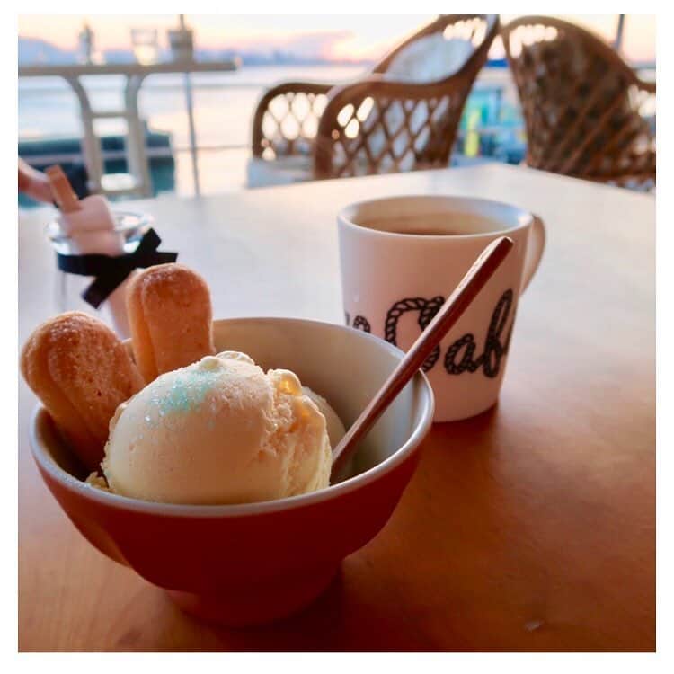 のインスタグラム：「弾丸台湾旅行DAY2 パート2﻿﻿﻿ ﻿﻿﻿﻿ 今回の旅のメインのひとつ﻿﻿﻿ #淡水 でぼんやりと夕日を見る！🌆﻿﻿﻿ ﻿﻿﻿﻿ ﻿﻿﻿﻿ 1〜3.﻿﻿ ﻿  どうせならゆっくり座って夕日を見たい﻿﻿ と思い評判の良いスポットを検索。﻿﻿ ﻿  30分くらい歩いて#AneaCafe という﻿﻿ ﻿  カフェへ！テラス席がちょうど空いてたので﻿﻿ ﻿ (しかもソファ席！)まさに思い描いていた﻿﻿ ﻿  とおりになった！！😂✨✨✨﻿﻿ 日頃の慌ただしさを忘れ、﻿﻿ ひたすら夕日を﻿  拝む究極のリラックス時間😌🌆﻿﻿﻿ ﻿﻿﻿ 4〜7.﻿﻿ ﻿  晴れの日の淡水は本当に綺麗だった✨﻿﻿ ﻿  一応、雨の場合のプランも考えていたが﻿﻿ ﻿  行けて良かった！🐠﻿﻿﻿ ﻿﻿﻿﻿ 8〜9.﻿﻿ ﻿  評判のBRUCEさんのマッサージへ🦶✨﻿﻿ ﻿  これも今回の旅のメインのひとつ！﻿﻿ ﻿  たまたま1枠空いていたので予約できた！✨﻿﻿ ﻿  極楽全身マッサージ&骨盤スッキリコース﻿﻿ ﻿  75分 1800元。(日本円で、6500円くらい)﻿﻿ ﻿  身体が軽くなり、すごい元気になったー！﻿ ﻿ ﻿ BRUCEさん日本語ペラペラなので安心！😆﻿﻿ #BRUCE足部健康館 #BRUCEマッサージ﻿﻿ ﻿﻿﻿ ﻿﻿﻿ ちなみに、マッサージの前後1時間は﻿﻿﻿ 飲み食いしない方がいいらしい。﻿﻿ ﻿﻿ 淡水から戻ってくるのに﻿﻿ 意外と時間が﻿かかってしまい﻿﻿ ﻿﻿ 18時超えたら食べないルールと﻿﻿ マッサージ後食べれないルールとで﻿﻿ まさかの飢餓状態で2日目終了😂﻿﻿﻿ ﻿でもマッサージのおかげ？で爆睡快眠！﻿﻿ ﻿﻿ ﻿﻿ DAY3(最終日)▷▷﻿﻿ ﻿﻿﻿ #よっこのひとり旅in台湾 ﻿﻿﻿﻿ #よっこのひとり旅﻿﻿﻿﻿ #ひとりっぷ #海外一人旅﻿﻿﻿﻿ #女子一人旅 ﻿﻿﻿﻿ #台湾 #台北 #台湾一人旅 ﻿﻿ ﻿﻿ #夕日 #台湾一人旅 ﻿ ﻿﻿ #旅行好きな人と繋がりたい﻿﻿ #写真好きな人と繋がりたい﻿﻿ #taiwancafe ﻿﻿﻿ #弾丸旅行 ﻿﻿﻿﻿ #trip #travel ﻿﻿﻿﻿ #travelersnotebook ﻿﻿﻿﻿ #travellover #solotravel ﻿﻿﻿﻿ #l4l #l4like #Taipei #Taiwon」