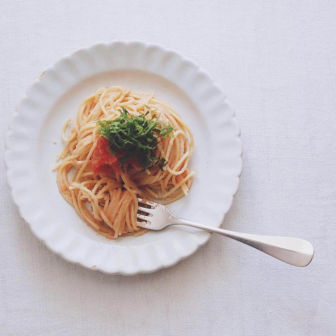 樋口正樹さんのインスタグラム写真 - (樋口正樹Instagram)「Mentaiko 🍝 . 日曜日の昼ごはんに 明太子スパゲッティ。 バターと混ぜるだけ。 今日は大葉を添えて。 . . #明太子スパゲッティ #パスタ #mentaiko #mentaikopasta #mentaikospaghetti #pasta #spaghetti #pastagram #barilla」4月21日 12時08分 - higuccini