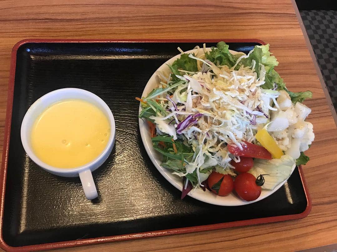 クロちゃんさんのインスタグラム写真 - (クロちゃんInstagram)「お昼ご飯は、 サラダスープハンバーグ」4月21日 12時00分 - kurochandesuwawa