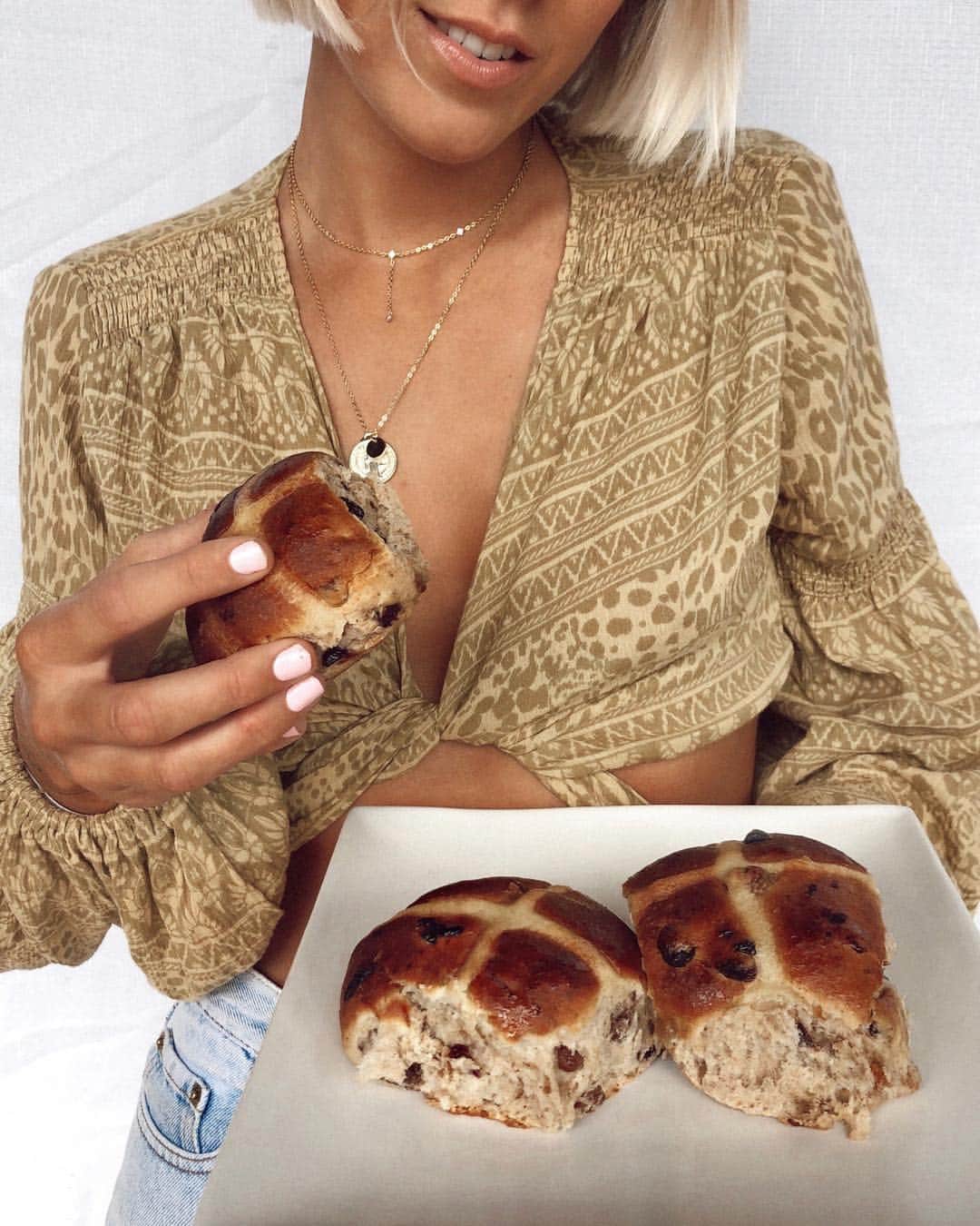 SPELLさんのインスタグラム写真 - (SPELLInstagram)「Is there anything better than hot cross buns on Easter Sunday?! Our gal @karissasparke in our Wild Thing Tie Top 🐰🐰」4月21日 12時02分 - spell