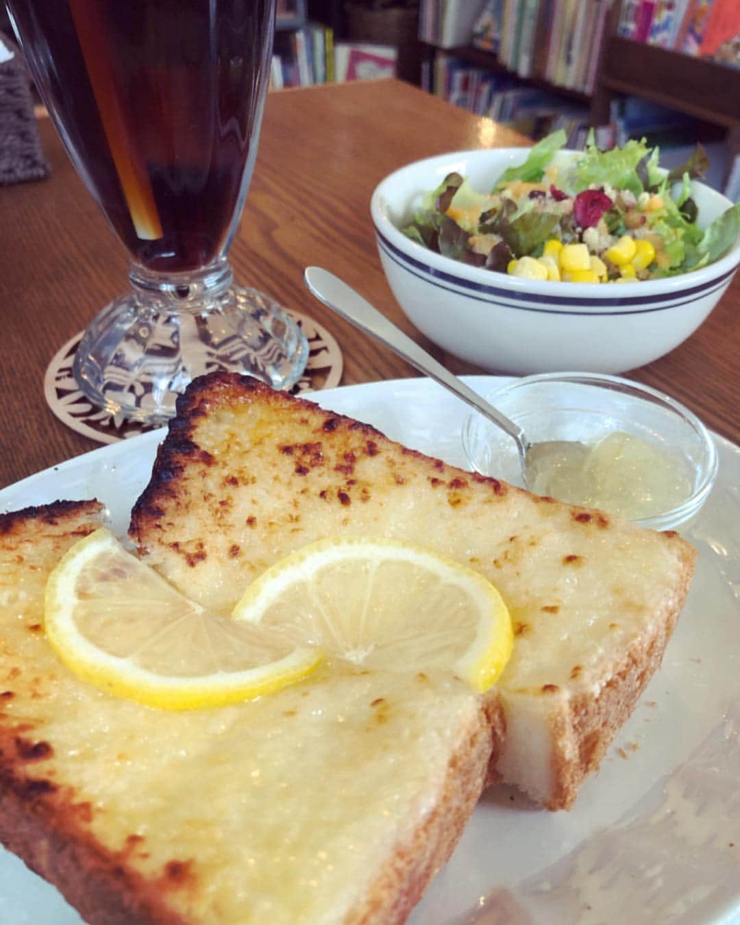 小林真樹子のインスタグラム：「整体の帰り。 今日は寄り道。カフェ休憩。 . 身体を緩めるのは大事ですね。 . 電話で息子の声を聞くと ホッとするのと 帰らなきゃという気持ちにも😌 . 自分でFaceTimeに切り替えて 寝ている次男を見せてくれました。笑。 ありがとう♡ . #モーニング #はちみつレモントースト #朝から空いてて助かります #4歳 #スマホも使いこなしてくのね」