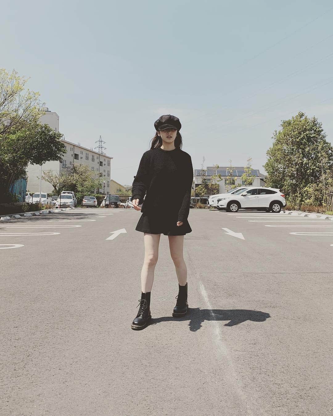 佐藤優津季のインスタグラム：「💂🏻‍♂️💂🏻‍♂️💂🏻‍♂️💂🏻‍♀️🖤 やっぱり10ホールじゃなく8ホールの方が好きだなぁ🦹🏻‍♂️ #shoes #drmartens #ドクターマーチン10ホール」
