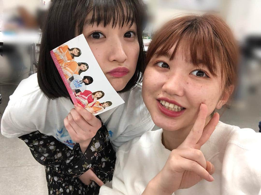 ANGERMEさんのインスタグラム写真 - (ANGERMEInstagram)「竹内です！今日もハロプロオールスターズの個別握手会です！ 昨日はかりんが突然「タケちゃんと写真撮ってくる！」と言って走り去って行き、帰ってきたらこんな写真を持ってきました📸😂 このように色んなメンバーと写真を撮れる場所もあるみたいです👍 皆さん、空き時間も存分に楽しんで下さいね🎈 #アンジュルム #ANGERME #竹内朱莉 #juicejuice 宮本佳林 #ハロプロオールスターズ #幕張メッセ」4月21日 12時06分 - angerme_official