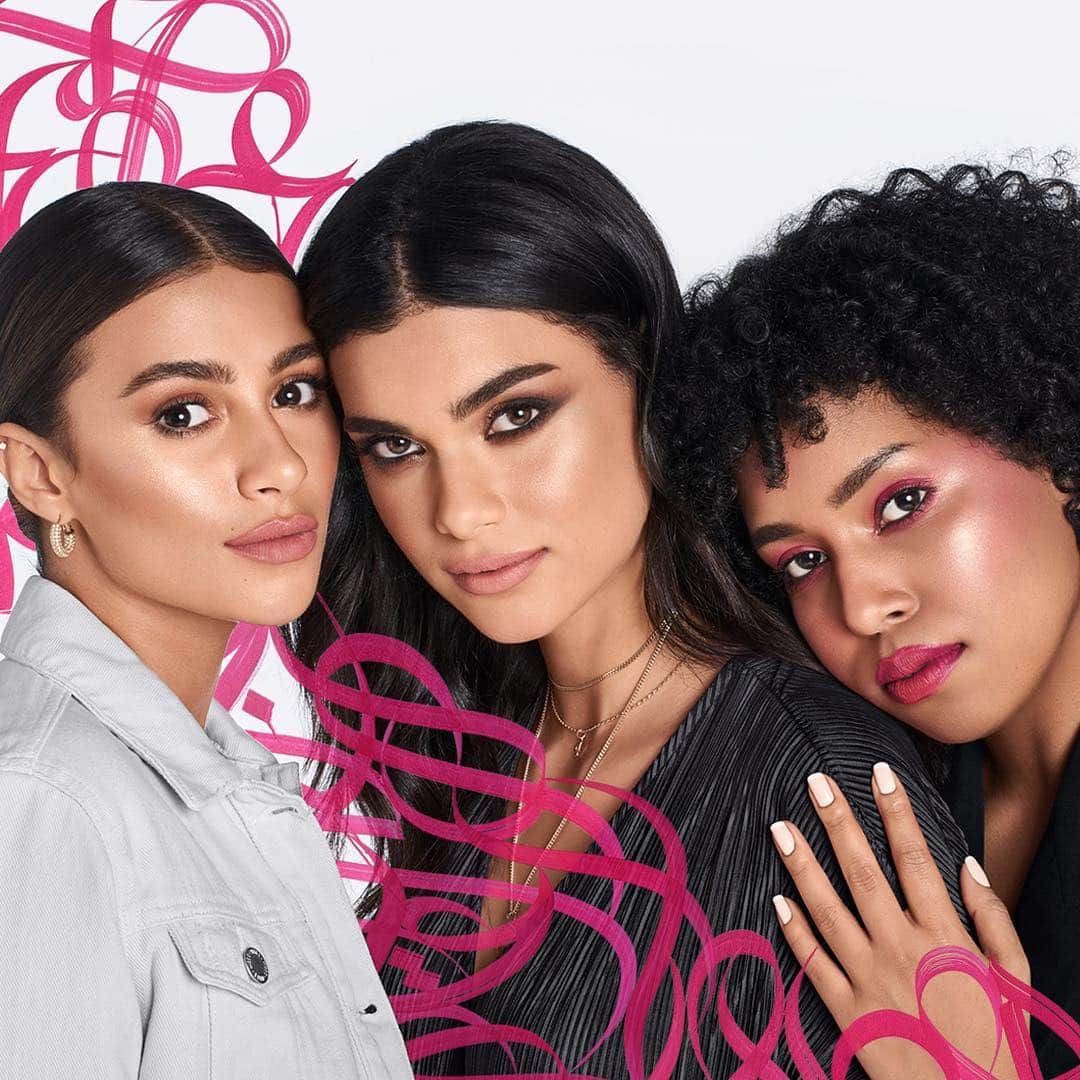 M∙A∙C Cosmetics Japanのインスタグラム：「⠀ ⠀ M·A·Cエル シードで、あなたの世界を思うままに色づけて! ⠀ メイクアップトレンドセッターのM·A·Cが、 チュニジア系フランス人のストリートアーティスト、⠀ エル シードとカラーコラボ。 #MACXeLSeed #MACXエルシード ⠀ *公式オンラインショップ 4/23発売 *全国 4/26発売 ⠀ ⠀ ⠀ ⠀ ⠀ ⠀ #MACCosmeticsJapan #MACコスメ #MACCosmetics  #MAC #コスメ #メイク  #リップ #リップスティック #リップメイク #MACリップ #MACアイメイク #MACアイシャドウ #アイシャドウ #アイシャドウパレット #パレット #フェイスパウダー #ブラシ #メイクブラシ #MACブラシ #ポーチ #限定 #コラボ #アーティスト」