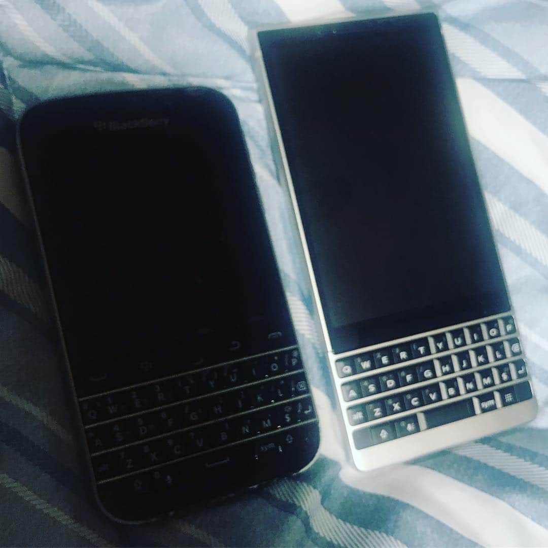グァンス さんのインスタグラム写真 - (グァンス Instagram)「Good bye! Blackberry CLASSIC! Hello! Blackberry KEY2! 5년간함께한블베클래힉안녕..그리고아직디자인이익숙치않은블베키투..어렵다인드로이드.. 5年間一緒だったブラックベリークラシックさよなら！まだ、慣れない、ブラックベリーキー2!!! アンドロイド難しいわー」4月21日 12時11分 - kwangsamak
