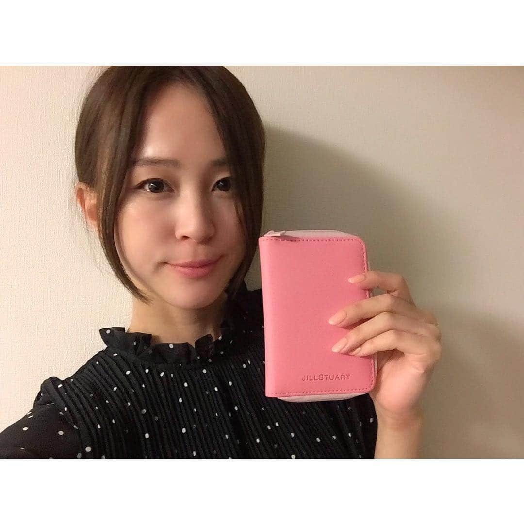 佐野莉子のインスタグラム：「ギリギリ間に合うwith5月号付録 #ジルスチュアートマルチカードケース ♡  推しポイントは、①かわいい ②高見え ③実用的 ④サイズ感〜💓 もうすぐ6月号だからお早めに♡  増刊号はブルーデニム🙆‍♂️ 昔だったら断然デニム選んでたけど、最近ピンク率が高まってきてる〜🙄💓 お花見コーデにプラスしたときは最高に高まった🥰🥰🥰 おでかけしたいよー！  おピクしよう〜〜ぶらりと美味しいもの食べに行ったり温泉行ったりさ〜〜とか言いつつGW引きこもる予感しかしない🙄 高いし遠出はせずに普段行かない近場のお店開拓したり、実家でゆっくりしたりしよう💓  5月号は女子旅企画でちひろちゃんと瀬戸内国際芸術祭に行ったので見てね！！！ 瀬戸内国際芸術祭大好きやし岡山も小豆島も大好きーおススメ！  #withgirls_jp #ジルスチュアート #マルチカードケース #おでかけ #お花見 #ootd #おススメポイントの個数中途半端 #気になる #instagood #付録 #付録目当て #jillstuart #ピンク #ピクニック #キャンプ #music #gwの過ごし方 #瀬戸内国際芸術祭 #setouchiartfestival」