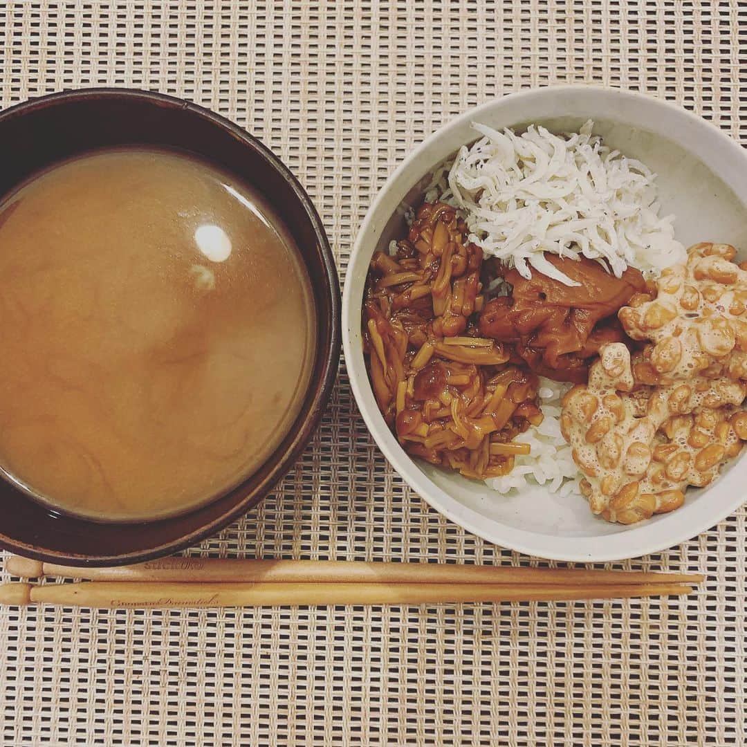 SATOKOさんのインスタグラム写真 - (SATOKOInstagram)「寝坊したので、 #納豆 #梅 #しらす #なめたけ で4色丼。 と、お客さんにもらったインスタントの #しじみ汁  思いっきりまっ茶色だけど身体に良くて美味なり♡」4月21日 12時11分 - fc_satoko