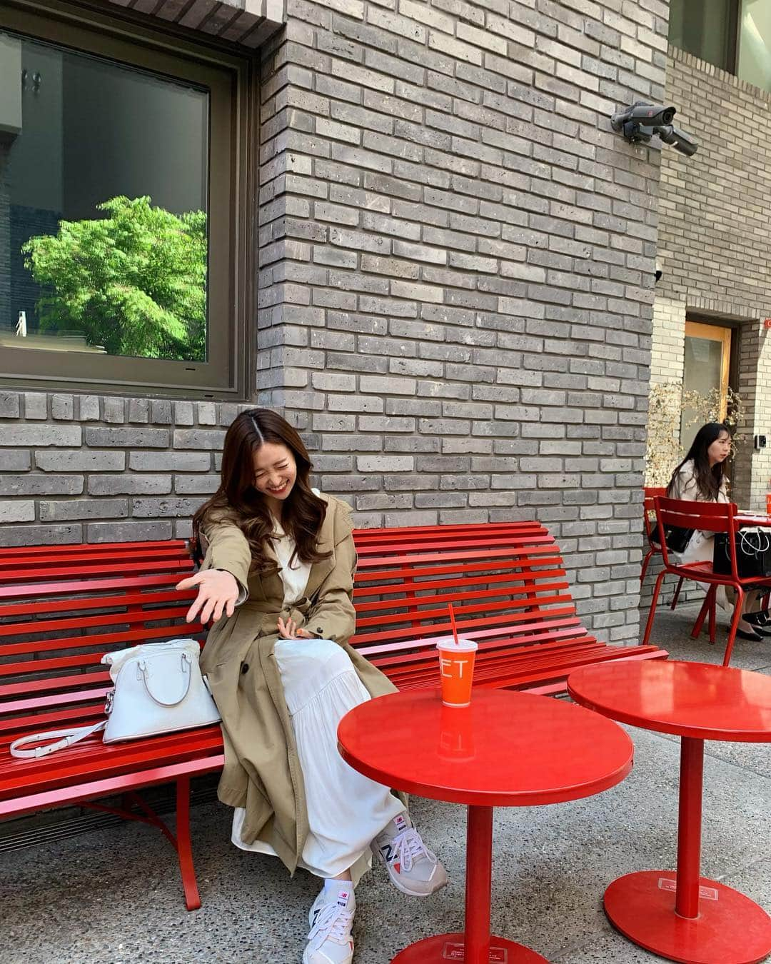 COCO さんのインスタグラム写真 - (COCO Instagram)「I get so awkward when my friends take photos for me 😅 왜 아직도 어색할까 📸 . #어색어색 #사운즈한남 #한남동 #한남동카페 #ootd #오오티디 #오오티디룩 #봄코디 #springfashion #seoul」4月21日 12時26分 - rilaccoco