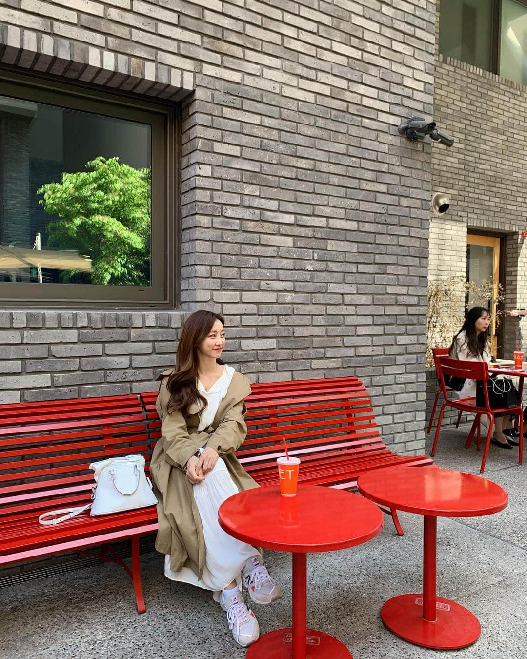 COCO さんのインスタグラム写真 - (COCO Instagram)「I get so awkward when my friends take photos for me 😅 왜 아직도 어색할까 📸 . #어색어색 #사운즈한남 #한남동 #한남동카페 #ootd #오오티디 #오오티디룩 #봄코디 #springfashion #seoul」4月21日 12時26分 - rilaccoco