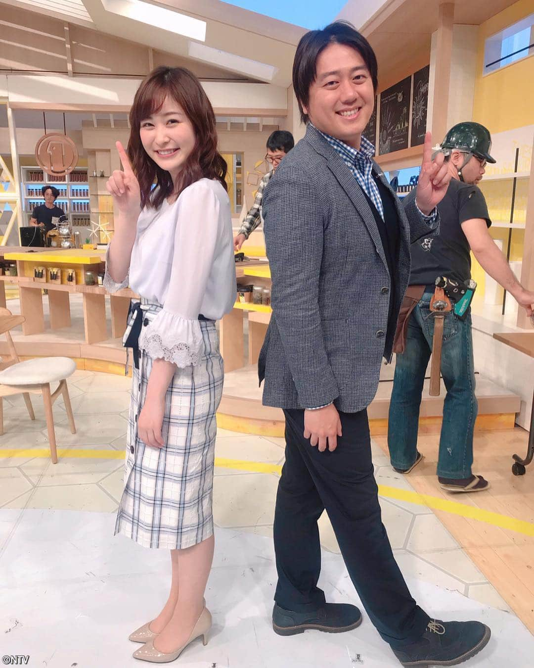 日本テレビ系『シューイチ』さんのインスタグラム写真 - (日本テレビ系『シューイチ』Instagram)「. 今日のファッションチェック👗  安村アナと撮りたい岩田アナ📸 話に夢中で全然来てくれないので、 セットはどんどんバラされてしまいます🛠  トップス: #debutdefiore スカート:#laissepasse  アクセサリー:#grossejewelry  #岩田絵里奈 #安村直樹 #シューイチ#shu1tv」4月21日 12時17分 - shu1tv