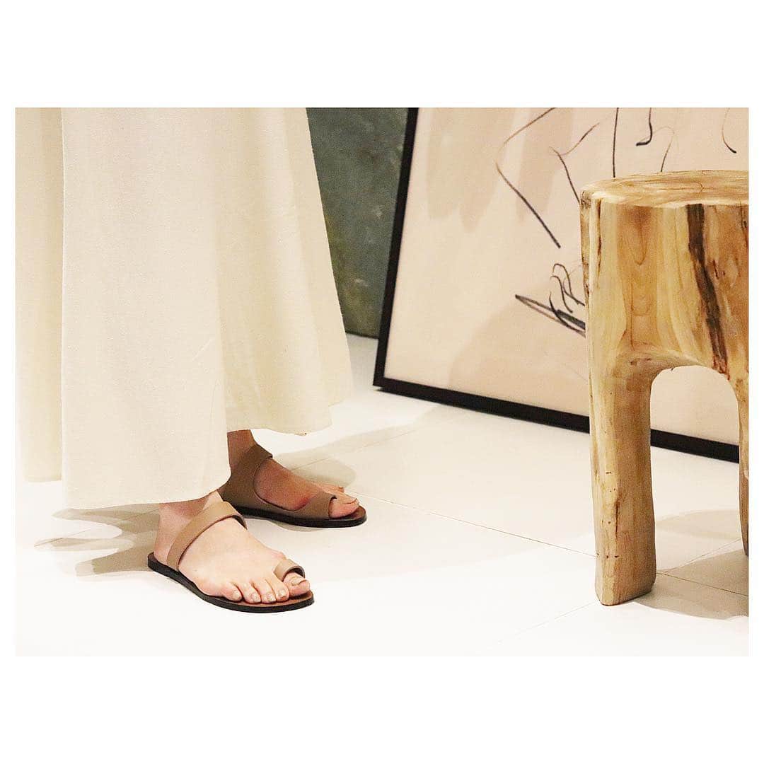 plageさんのインスタグラム写真 - (plageInstagram)「〝ATP ATELIER〟﻿ In store now！ 左 V CUT HEEL ¥47,000+tax size:35/36/37/38 右 THONG SANDAL ¥26,000+tax size:35/36/37/38 #Plage #プラージュ﻿ #fashion #coordinate﻿ #baycrews #atpatelier」4月21日 12時18分 - plage_jp