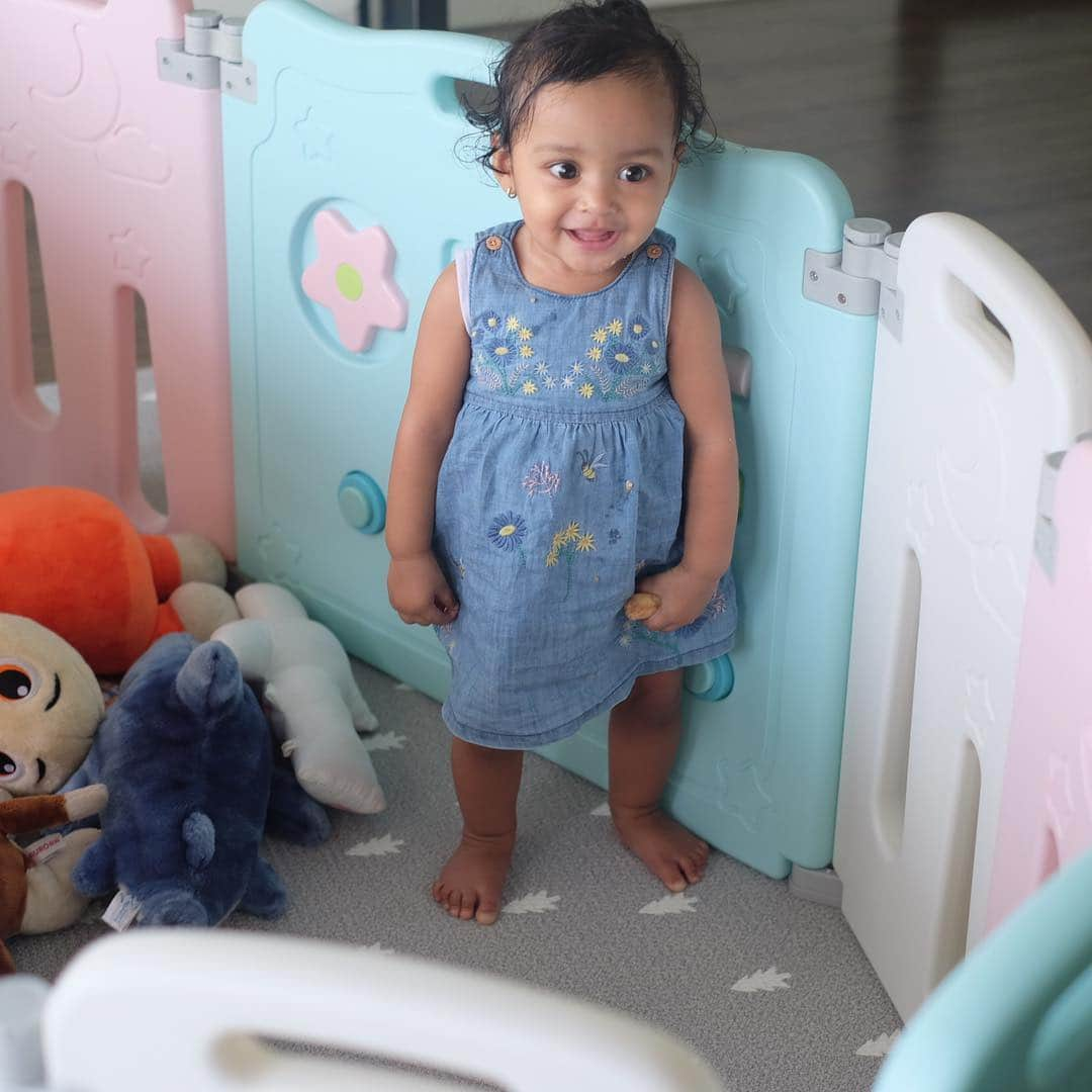 Shireen Sungkarさんのインスタグラム写真 - (Shireen SungkarInstagram)「MasyaAllah tabarakallah ,dek sya sayangggggggggg gemesinnn bgt si ,btw ini tempat favorite nya dek sya main di playmat dan playfence @cobyhausindonesia ada busyboardsnyaaaaa duhh bagusss 🤗❤️❤️ thank youuuu ibu ibu cus langsunh ke ignyaaa」4月21日 12時34分 - shireensungkar