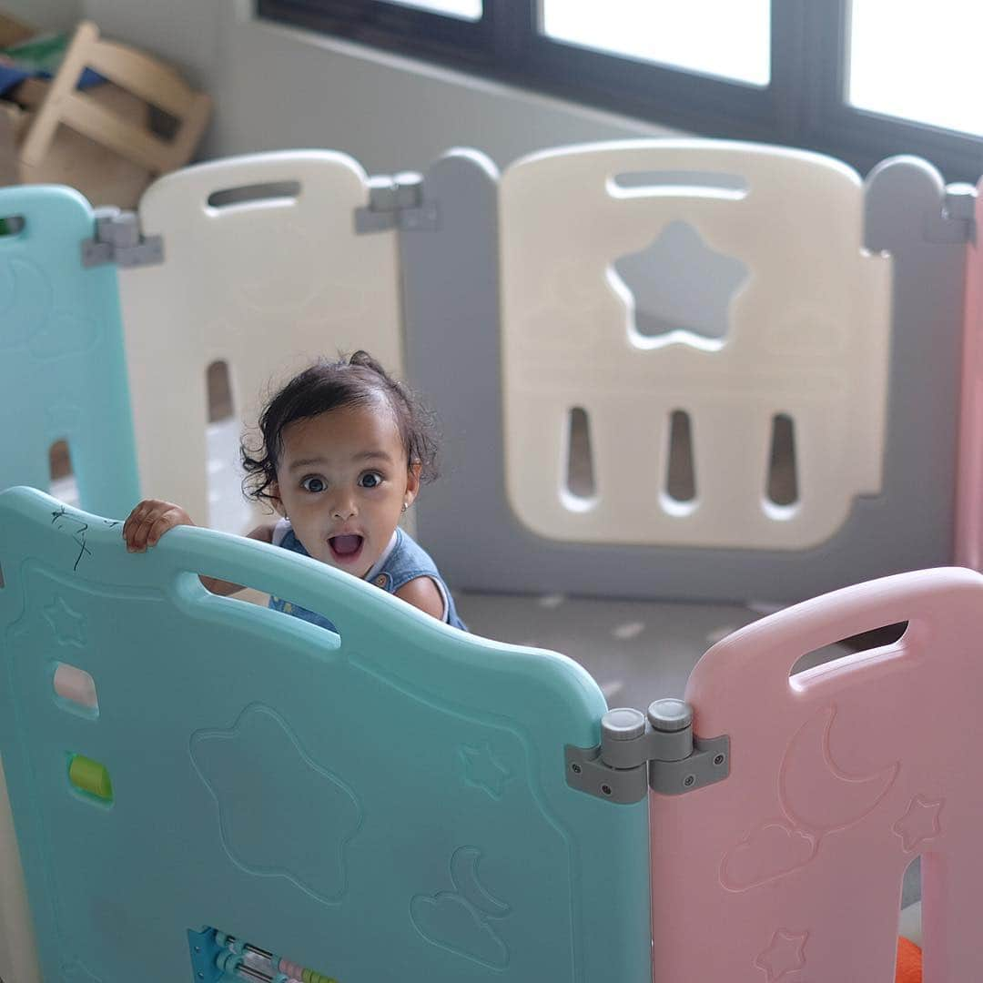 Shireen Sungkarさんのインスタグラム写真 - (Shireen SungkarInstagram)「MasyaAllah tabarakallah ,dek sya sayangggggggggg gemesinnn bgt si ,btw ini tempat favorite nya dek sya main di playmat dan playfence @cobyhausindonesia ada busyboardsnyaaaaa duhh bagusss 🤗❤️❤️ thank youuuu ibu ibu cus langsunh ke ignyaaa」4月21日 12時34分 - shireensungkar