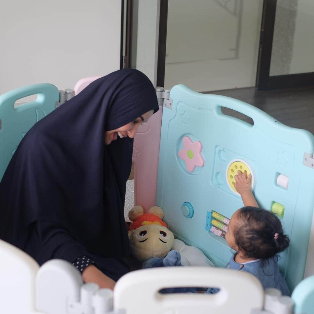 Shireen Sungkarさんのインスタグラム写真 - (Shireen SungkarInstagram)「MasyaAllah tabarakallah ,dek sya sayangggggggggg gemesinnn bgt si ,btw ini tempat favorite nya dek sya main di playmat dan playfence @cobyhausindonesia ada busyboardsnyaaaaa duhh bagusss 🤗❤️❤️ thank youuuu ibu ibu cus langsunh ke ignyaaa」4月21日 12時34分 - shireensungkar