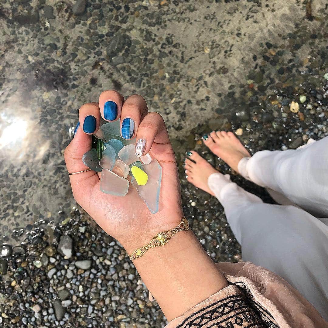 木佐貫まやさんのインスタグラム写真 - (木佐貫まやInstagram)「自然が作り出した世界で1つしかないジュエリー💎💎💎 あやこさんのコレクションが可愛すぎて私も真似して集めてみた😊❤️ なんか縦に長い巻貝みたいなの見つけた🎵 海はきもちいな〜〜〜✨💭 #memorialday #nature #stone #girl #beach」4月21日 12時26分 - maaayaofficial
