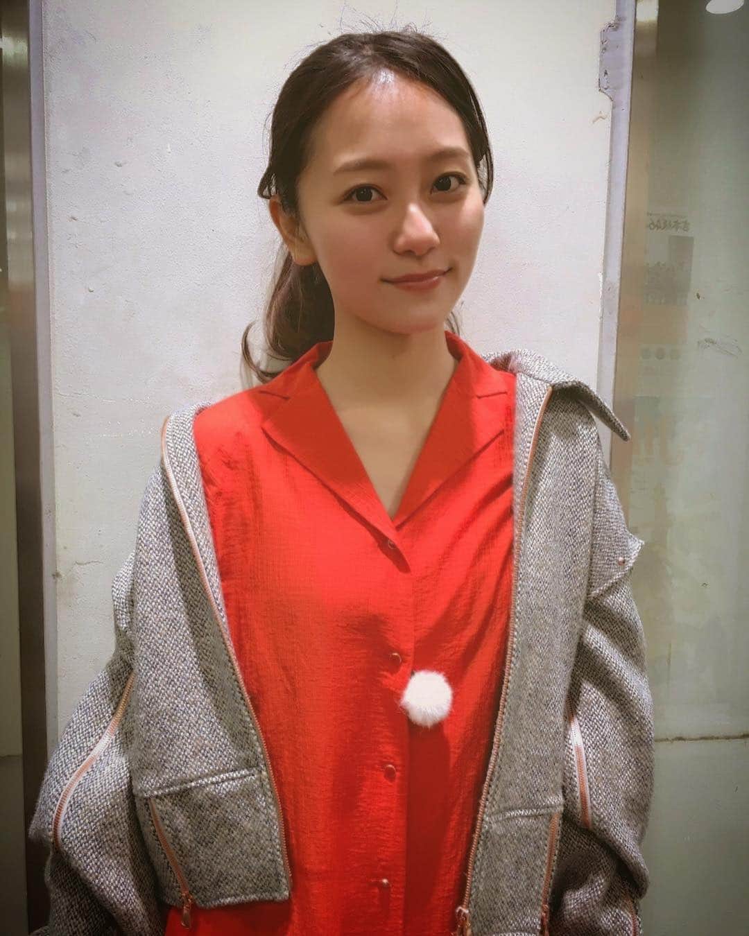工藤綾乃のインスタグラム：「観てね✌🏼もらい酒みなと旅2 いつもお世話になってるお2人☺️ 素敵な衣装とメイクありがとうございます！！」