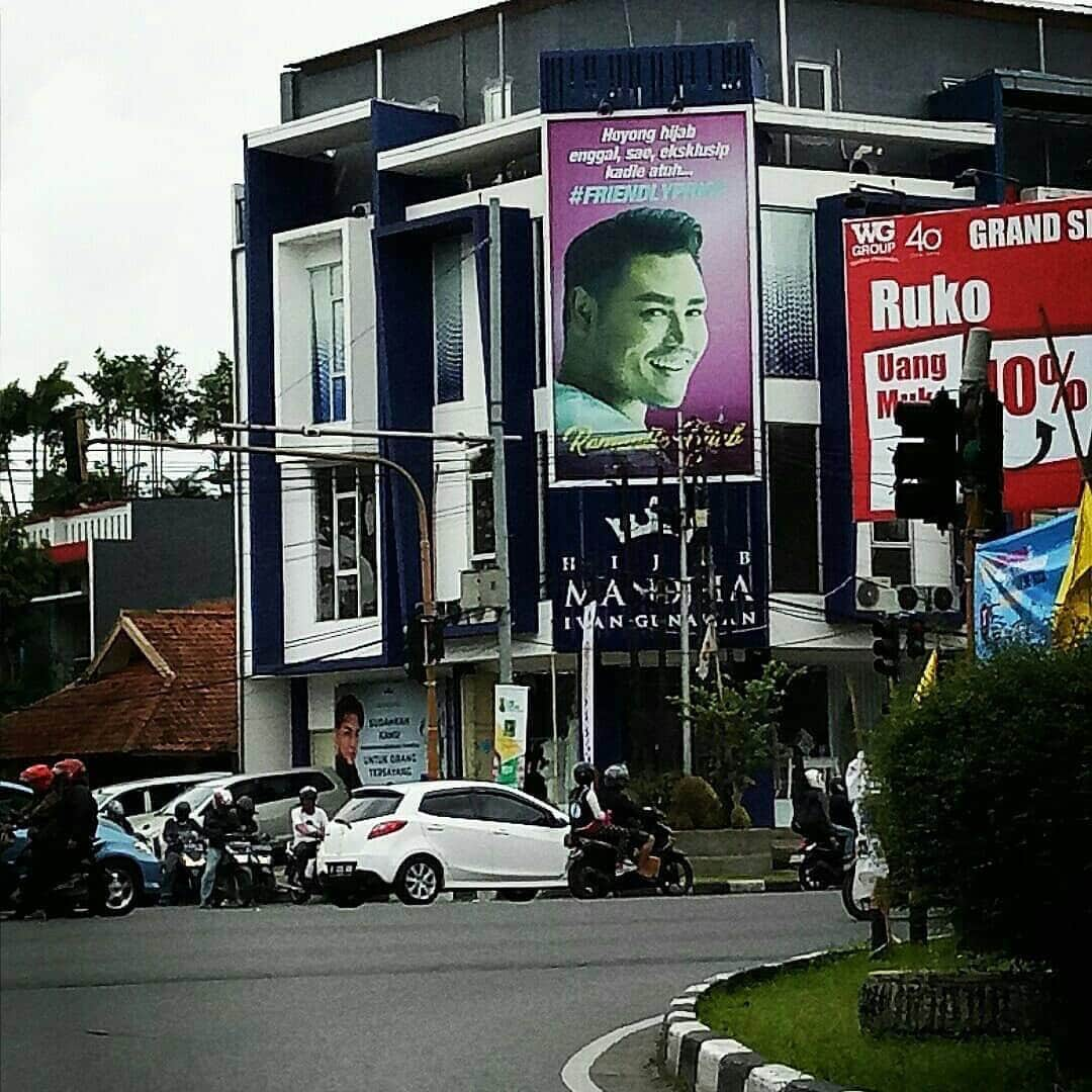 Ivan Gunawanさんのインスタグラム写真 - (Ivan GunawanInstagram)「Posted @withrepost • @sigitendroyono Alhamdulilah, . Disini, 2 tahun lalu mulai belajar dan berjuang menjemput kerja yang penuh berkah tanpa riba dan hinaan . Terimakasih @ivan_gunawan menjadi jalan Allah menjalankan bisnis dengan hati yang bersih. . Terimakasih untuk sahabat diawal yang memilih bersama didalam perjuangan yang tidak mudah  @agung.hit  @ranniirawati @milasumarni  @ginnamaily  @riestapikasih @akmalhanifah , sofyan , edhi pratama . Semoga Allah memberikan berkah untuk niat dan kerja kita setiap hari. Aamiin...... . Bismillah . . #mandjhaivangunawan #2years #alhamdulilah」4月21日 12時40分 - ivan_gunawan