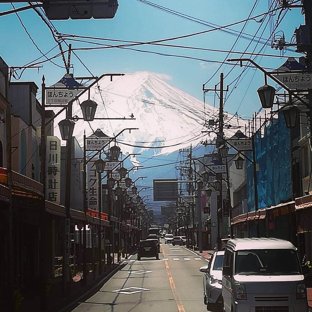 桑原淳さんのインスタグラム写真 - (桑原淳Instagram)「This is a  tourist hotspot to take photos like this in Fujiyoshida, Japan. Fujisan street.  Instagram⇩ @fujisanstreet  富士吉田市...いや日本の新観光名所【富士山ストリート】  #fuji #fujisan #fujiyoshida #fujisanstreet #fujiyama #mtfuji #mountfuji #富士山 #富士吉田市 #下吉田 #富士山🗻 #フジヤマ #ふじやま #富士山ストリート」4月21日 12時47分 - juuuuuuuun