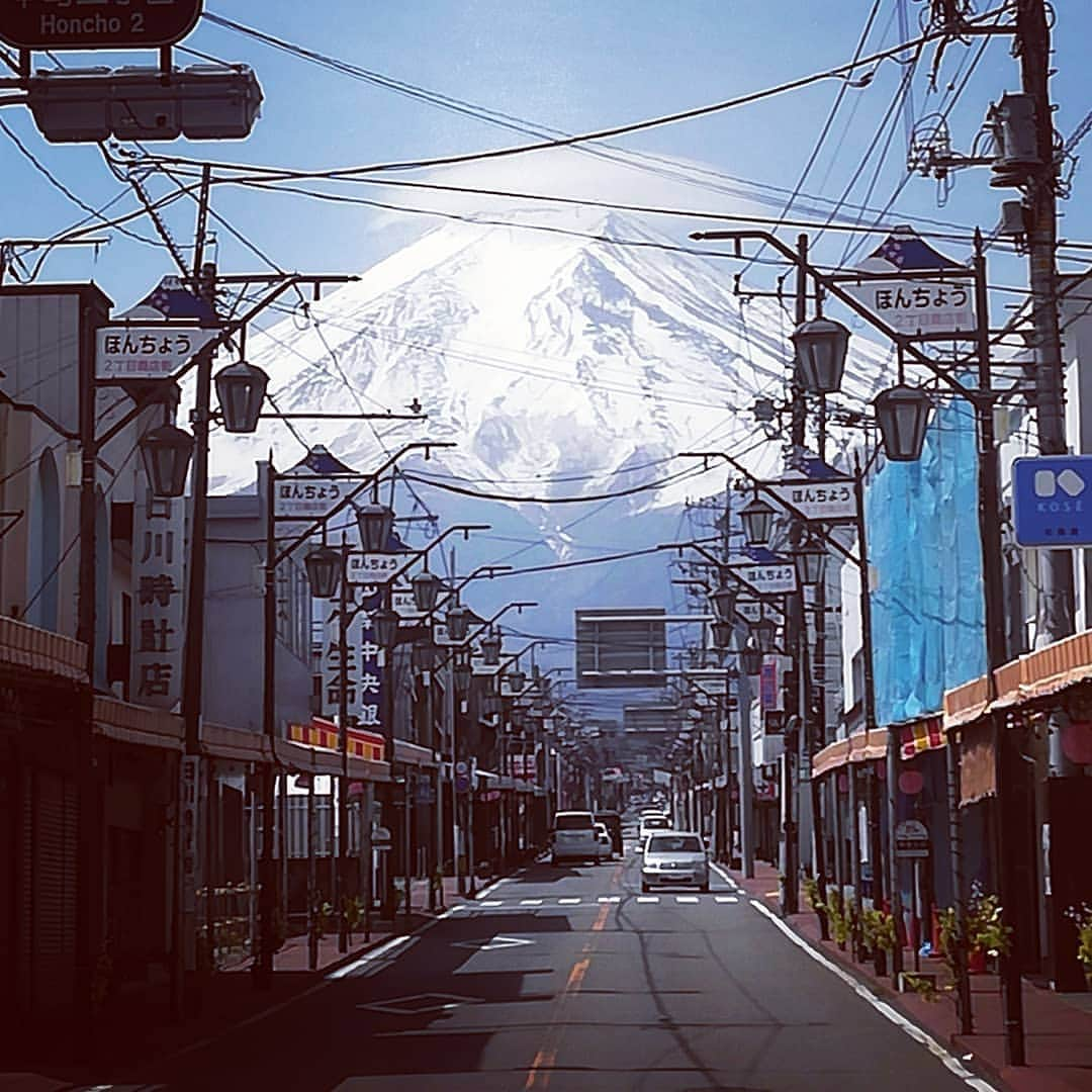 桑原淳さんのインスタグラム写真 - (桑原淳Instagram)「This is a  tourist hotspot to take photos like this in Fujiyoshida, Japan. Fujisan street.  Instagram⇩ @fujisanstreet  富士吉田市...いや日本の新観光名所【富士山ストリート】  #fuji #fujisan #fujiyoshida #fujisanstreet #fujiyama #mtfuji #mountfuji #富士山 #富士吉田市 #下吉田 #富士山🗻 #フジヤマ #ふじやま #富士山ストリート」4月21日 12時47分 - juuuuuuuun