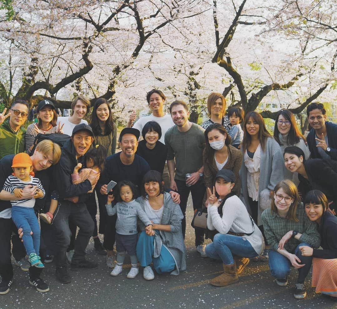 内山麿我のインスタグラム：「・ ・ 先日の花見🌸 ・ 大好きな新さんと主催で、最高な人たちが集まりました^_^ ・ やはりいい人にいい人は集まるね！ ・ #まろ #maro #ダンサー #dancer #dance #ダンス #ダンスアーティスト #danceartist #mensmodel #japanesemalemodel #tokyo #art #花見 #tokyohanami #ohanami  #日本文化  #桜 #cherryblossom  #friends」