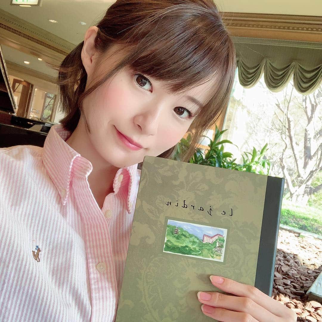 しほの涼のインスタグラム：「そうそう❣️妊娠中に #カフェイン を摂らないで🙅‍♀️って本とかに書かれてるんですが、 私は #つわり の時期にどうしてもカフェイン入りの緑茶🍵しか飲めなくて先生に相談したら摂りすぎなければOKとのこと🙆‍♀️ #妊娠中 は食べちゃいけない物も多いのに、食欲はあるしツライけどカフェイン絶対ダメ🙅‍♀️は自分的にはかなり辛かった🙇‍♀️ とはいえ、お腹の赤ちゃんは私が食べた物で成長するし母親が自己判断するしかないのが現実😭😭 #つわり #重度妊娠悪阻 #妊娠中の食事 #プレママライフ #プレママ #女の子ママ #女の子ベビー #令和ベイビー #令和元年 #令和ベビー #令和生まれ #カフェインレス生活 #つわり中の食事 #つわり地獄 #つわり辛い #つわりごはん #つわり対策 #悪阻 #悪阻地獄 #悪阻入院」