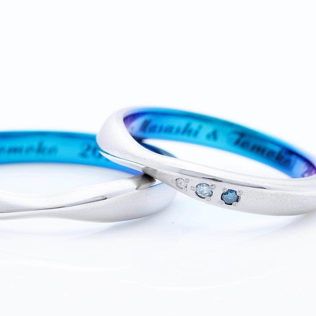 SORA ≪SORA表参道の公式アカウント≫さんのインスタグラム写真 - (SORA ≪SORA表参道の公式アカウント≫Instagram)「. ブルーのグラデーションになるように並べたダイヤモンドで、#サムシングブルー を込めた指輪に＊* . ぜひ『#結婚指輪sora 』のハッシュタグで SORAの写真を投稿してくださいね！ こちらのアカウントでリグラムさせていただきます♪ . #結婚指輪 #婚約指輪 #表参道 #金属アレルギー #金属アレルギー対応 #レアメタル #鍛造  #手作り #手作り指輪 #マリッジリング #エンゲージリング #ブライダル #ウェディング #プレ花嫁 #クリエィティブ #デザイン #個性的 #bridal #wedding #jewelry #ring #weddingring #creative #design #japaneseart #madeinjapan」4月21日 12時53分 - sora_omotesando
