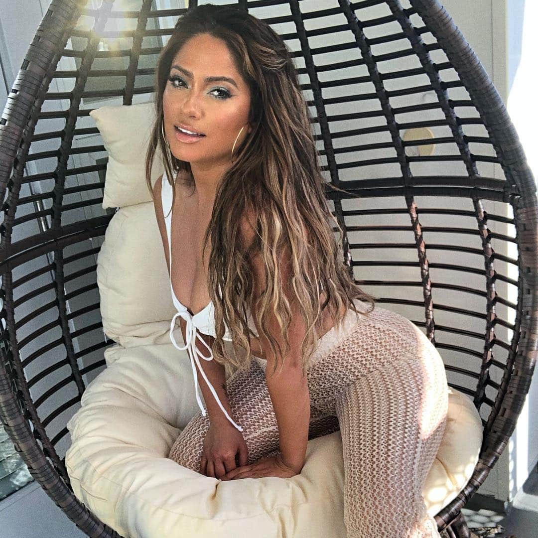 ジェシカ・バーチアーガのインスタグラム：「Can I get the kids menu and a margarita please 🥰 @fashionnova」