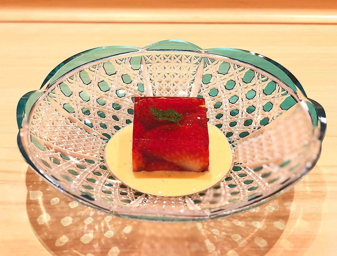 西山真以さんのインスタグラム写真 - (西山真以Instagram)「* 東カレを読んだりしていたら、そろそろ繊細で美しい日本食が恋しくなってきました。。 . . たきやさんは、天ぷらは言うまでもなく、デザートまで秀逸。 食事は器も含めて楽しめるものだと思うのですが、こちらの江戸切子の器に乗せられた苺は目にも美しい一皿でした。  日本の食は本当に素晴らしいなと、海外に来る度再認識せられます。  #たきや #takiya #tenpura #江戸切子  #器」4月21日 12時58分 - mai0830