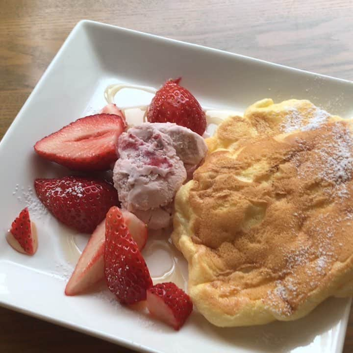 斉藤花奈のインスタグラム：「パンケーキ食べたい👊 パンケーキ食べたい👊 . お昼ご飯に作っちゃった( ^ω^ )❤️ 幸せのパンケーキと円山パンケーキをイメージした、ふわっふわのパンケーキ🥞 家でも作れる事がわかった！ しかも小麦粉と砂糖控えめだから、ほんの気持ちカロリーオフ☺️ #北海道 #道産子 #パンケーキ #パンケーキ食べたい #いちごパンケーキ #手作りパンケーキ #札幌グルメ #札幌カフェ #幸せのパンケーキ #円山パンケーキ」