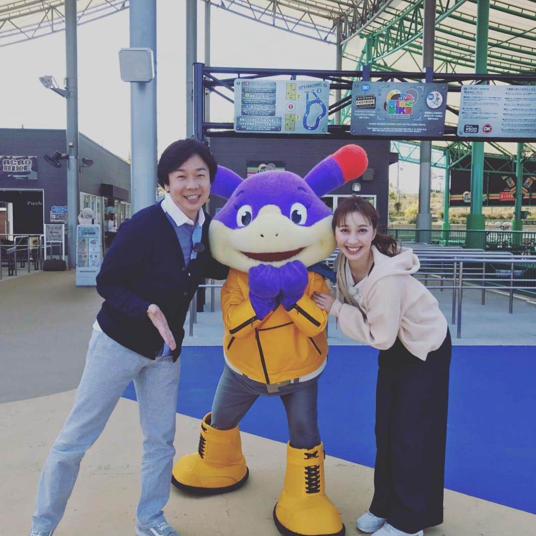 はいだしょうこさんのインスタグラム写真 - (はいだしょうこInstagram)「遊んでいるわけではありません！⚠️ お仕事です😆✨ 「弘道お兄さん」と一緒にロケ✨  時間がたっても、年齢を重ねても、 あの時の感覚が残っている☺️✨ やっぱり一緒だと嬉しいし、楽しいです😆✨ #おかあさんといっしょ #佐藤弘道 さん #元体操のお兄さん #今は、博士（医学）でもある。  #弘道さんレギュラーの、 #中京テレビ「ぐっと」のロケにおよばれ。  #兄姉卒業後、民放への道を開いて下さった方。 #何ごとも、最初の方が大変。 #そして、簡単の様で長く続ける事の大変さ。 #一本道を作って下さった😌 #だから、尊敬。 #われがわれがではない。 #だけど、きちんとされている。 #それが自分もブレないでいられる。 #親しき仲にも礼儀あり #大切  #よしお兄さん、民放デビューを、 弘道兄、しょーこ姉で、ロケバスの中で応援！！😆✨ #おかあさんといっしょファミリー 最高！！🤗」4月21日 13時06分 - haida_shoko