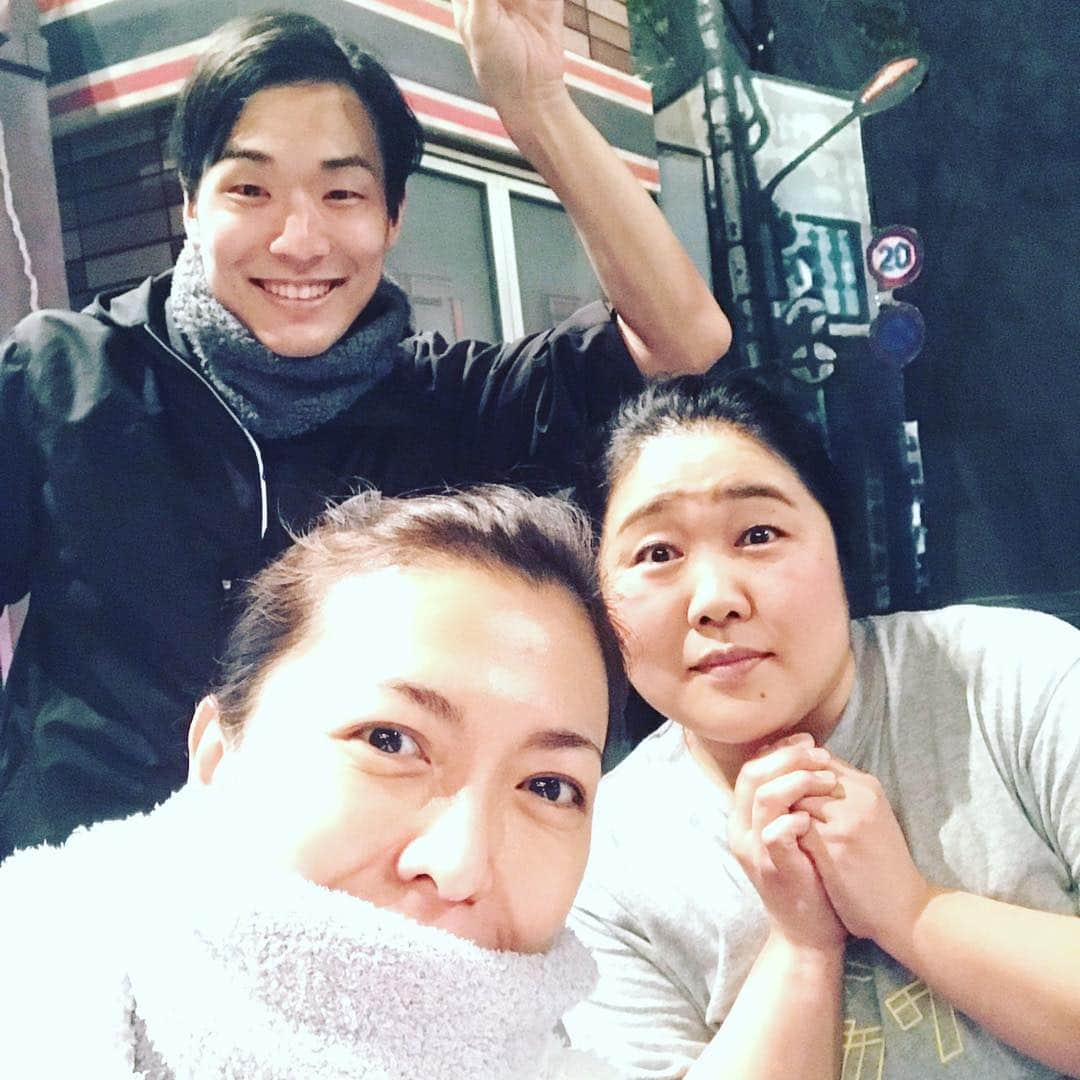 安蘭けいさんのインスタグラム写真 - (安蘭けいInstagram)「いよいよ明日からミュージカルハルの大阪公演が始まります✨私の故郷がある大好きな関西❤️ 初めて会ったのに古い友達みたいに話しかけてくれるんだろうか、大阪のタクシーの運転手さん😁 さて、今回のカンパニーになんと！滋賀県出身者が3人もいるんです‼️りんたろうくんと、枝元萌ちゃん。同郷仲間がこんなにいる現場って滅多にないと思う！しかも枝元萌ちゃんは出身校が一緒で、実家は一つ隣の駅！そんな近くにこんな芝居好き仲間がいたなんて😆滋賀の皆様、ミュージカルハル、必見ですよ‼️ #ミュージカルハル  #梅田芸術劇場メインホール #28日まで #滋賀県出身  #うちの高校は甲子園に2度出場したよ #自慢 #自慢がも一つ増えた #後輩に #枝元萌 ちゃん #スカピンも共演した #りんたろう くん」4月21日 13時17分 - toko_aran