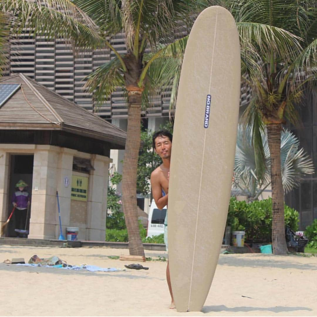 NO BRANDさんのインスタグラム写真 - (NO BRANDInstagram)「"NOBRAND SURFBOARD"  Vietnam Danangのsmall waveでHappy surfing🤟🏽 @surfshackdanang  #Repost @surfshackdanang with @make_repost ・・・ ニューレンタルボートいい感じです . Our new rental board works very well . Plz try it out . #surfshack #surf  #surflesson #surfschool #surftrip #surfing #ダナン #ベトナム #サーフィン #サーフシャック #レンタル #vietnam #베트남 #다낭#햄버거 #대여 #서핑 #서핑보드대여 #서핑레슨#サーフレッスン#danang #nobrandsurfboard #nobrand」4月21日 13時11分 - nobrand_kamakura