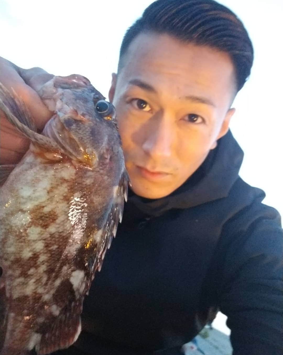 黒石高大さんのインスタグラム写真 - (黒石高大Instagram)「今日お休みになったから昨日の夜中から よしきくんと釣り きっと帰りたかったと思う でも まだ帰りたくない いやっ帰らない 釣り楽しー を 連呼して 朝を迎えました(笑)釣り最高 #海釣り #釣り」4月21日 13時26分 - kuroishi_takahiro