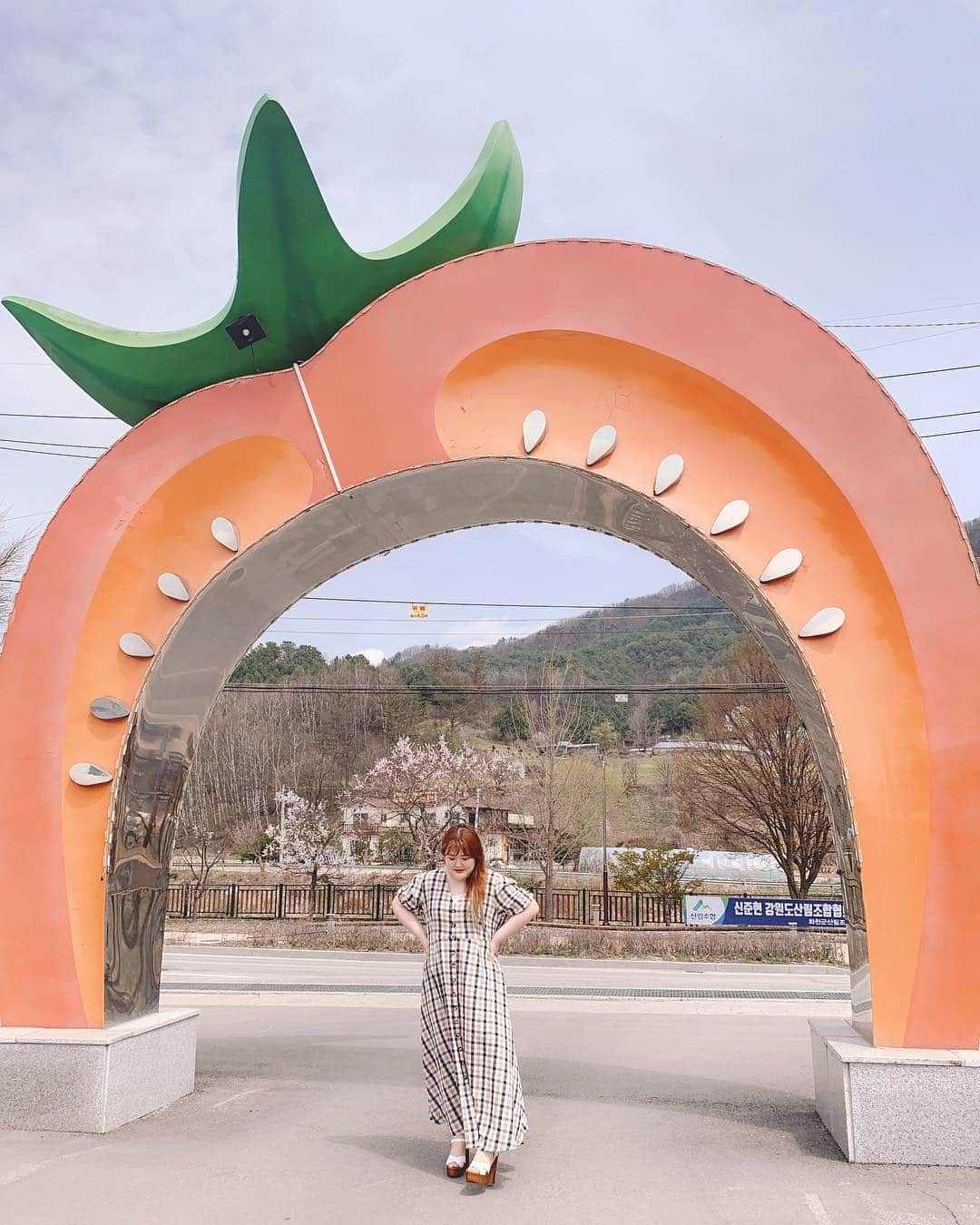 イ・グクジュさんのインスタグラム写真 - (イ・グクジュInstagram)「#강원도 #이국주 #날씨좋다 🌸 #이원피스를여기서입을줄이야 🤔 #하이힐 #샌들 #키180넘는다 #발가락안시림 #토마토가유명한가봐요 #토마토 🍅」4月21日 13時26分 - gookju