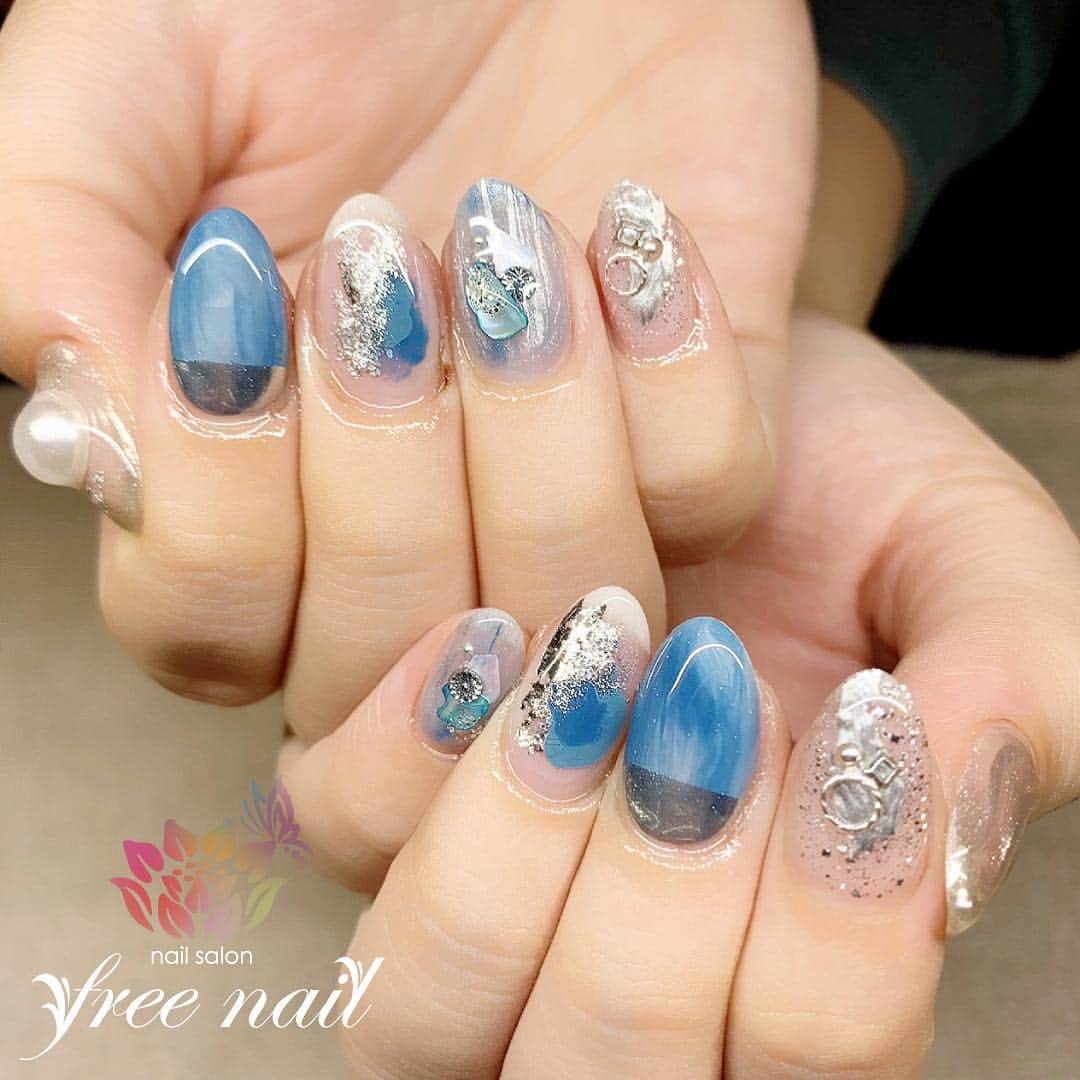 free nail フリーネイルのインスタグラム：「. お客様ネイル💅🏻🦋✨ . ブルーニュアンス💠✨ . 透明感溢れるデザイン🐬✨ . ご来店ありがとうございました🙇🏻‍♀️🙇🏻‍♀️🙇🏻‍♀️💗 . #ネイル #フリーネイル #ネイルアート #ジェルネイル #ネイルサロン #大阪ネイルサロン #ネイルデザイン #ネイルチェンジ #ニュアンスネイル #ミラーネイル #シェルネイル #シェルストーン #銀箔ネイル #マーブルネイル #ブルーネイル #シルバーネイル #デザインネイル #シンプルネイル #トレンドネイル #春ネイル #スプリングネイル #美甲 #日式美甲 #springnails #nailsart #nailsalon #nailsdid #newnails #newnail #freenail」