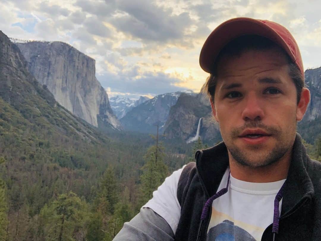 マックス・カーバーのインスタグラム：「Go outside and have yourself an adventure #HappyEarthDay #Earthday #Nature」