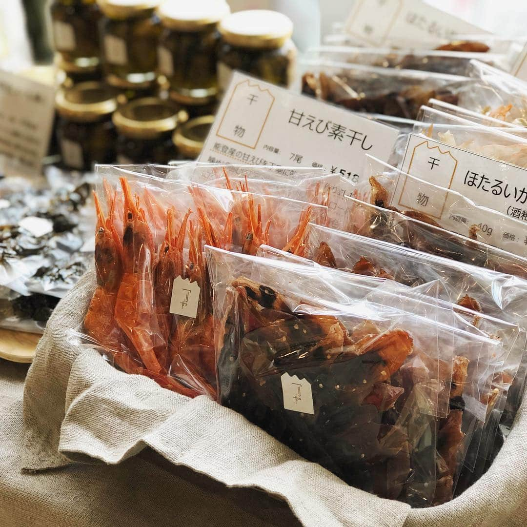 FOOD&COMPANYさんのインスタグラム写真 - (FOOD&COMPANYInstagram)「. . 春のおさかな市 釣屋魚問屋"つりや" テイスティング会 2019.4.21 土 11:00-16:00 @湘南T-site店 .  湘南T-site店では、昨日の三崎恵水産さんの鮮魚販売に続いて、富山県氷見市の魚問屋“つりや”さん @tsuriya_himi さんにお越しいただき鮮魚加工品のテイスティング会を開催中！  先月学大店で開催した時も大人気だった牡蠣やほたるいかの素干し、さばの冷燻など、旬の魚を季節にあった方法で仕上げた海の加工品が店頭に並んでいます。  富山県の氷見沖で獲れたフレッシュな海の幸を加工した商品は、お酒の肴にも、ご飯のお供にもぴったり。  今回は特別に、富山を代表する酒蔵"枡田酒造店"さんの純米大吟醸「満寿泉」を、同じく富山のセイズファームさんのワイン樽で熟成した限定酒もカップ販売しています。  今日は天気が良く、気持ちいい湘南。湘南T-siteでは、食のマーケット「湘南MARKETTA」も開催中です。季節の食べ物をたっぷりご用意してお待ちしております！  学大店では昨日から引き続き、マエストリ・パスタのテイスティング会を開催中。  それでは、全店みなさまのお越しを心よりお待ちしております！  #foodandcompany #フードアンドカンパニー #つりや #富山 #湘南 #学大 #マエストリ」4月21日 13時23分 - foodandcompany_grocery