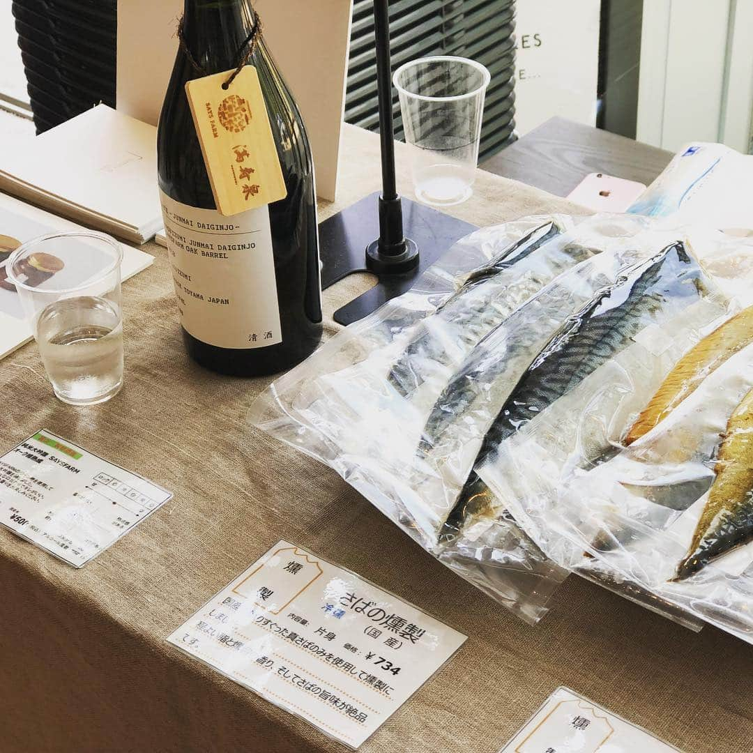 FOOD&COMPANYさんのインスタグラム写真 - (FOOD&COMPANYInstagram)「. . 春のおさかな市 釣屋魚問屋"つりや" テイスティング会 2019.4.21 土 11:00-16:00 @湘南T-site店 .  湘南T-site店では、昨日の三崎恵水産さんの鮮魚販売に続いて、富山県氷見市の魚問屋“つりや”さん @tsuriya_himi さんにお越しいただき鮮魚加工品のテイスティング会を開催中！  先月学大店で開催した時も大人気だった牡蠣やほたるいかの素干し、さばの冷燻など、旬の魚を季節にあった方法で仕上げた海の加工品が店頭に並んでいます。  富山県の氷見沖で獲れたフレッシュな海の幸を加工した商品は、お酒の肴にも、ご飯のお供にもぴったり。  今回は特別に、富山を代表する酒蔵"枡田酒造店"さんの純米大吟醸「満寿泉」を、同じく富山のセイズファームさんのワイン樽で熟成した限定酒もカップ販売しています。  今日は天気が良く、気持ちいい湘南。湘南T-siteでは、食のマーケット「湘南MARKETTA」も開催中です。季節の食べ物をたっぷりご用意してお待ちしております！  学大店では昨日から引き続き、マエストリ・パスタのテイスティング会を開催中。  それでは、全店みなさまのお越しを心よりお待ちしております！  #foodandcompany #フードアンドカンパニー #つりや #富山 #湘南 #学大 #マエストリ」4月21日 13時23分 - foodandcompany_grocery