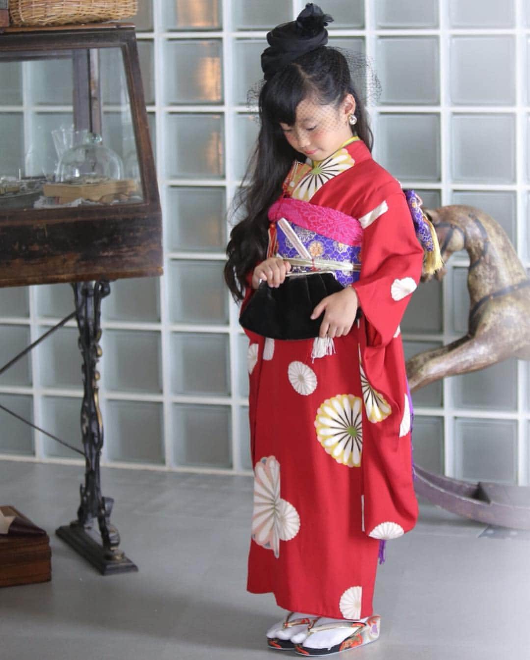 megumi matsuoさんのインスタグラム写真 - (megumi matsuoInstagram)「★★★ 姉弟もプラス1万円で着物きれちゃう♥︎ もうすぐ9歳のサラはなんと袴！！！ もうそんなお年頃になってきたのね。。 ⁑ 3歳、7歳の時をふりかえってみる @75cno19  しみじみ ⁑ #サラミラ#サラミラコーデ#長女#3人きょうだい#小学生#女の子#js3#kids#girl#キッズ#キッズモデル#キッズファッション#9歳#袴#kidsfashion#kidsmodel#75cno19 #75cno5#恵比寿#スタジオ#撮影#ママ#ママカメラ#ママライフ#ワンオペ育児#3児ママ#アンティーク着物#kimono#kimonogirl#kimonokids」4月21日 13時23分 - sara_mira_