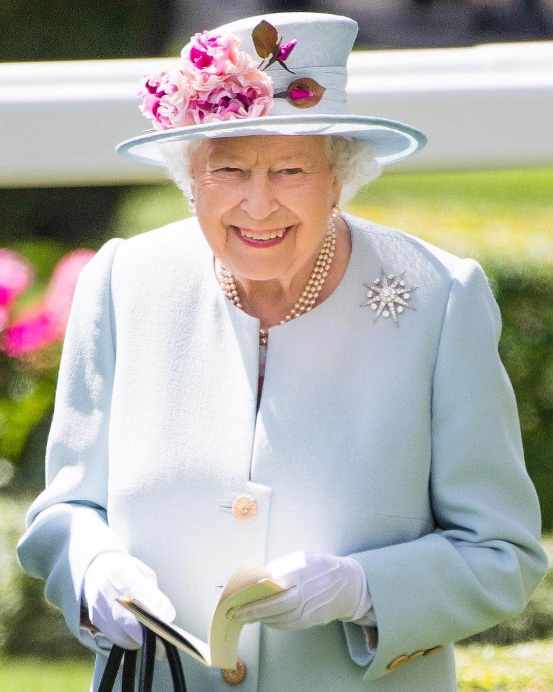 Vogue Australiaさんのインスタグラム写真 - (Vogue AustraliaInstagram)「Happy birthday to Her Majesty The Queen! Our Queen turns 93 today and as the longest-reigning British monarch - who carries out more than 300 engagements a year - that means a lot of royal regalia. To celebrate, Vogue looks back at #QueenElizabeth's most stylish moments via the link in the bio. 📸 Getty Images」4月21日 13時24分 - vogueaustralia