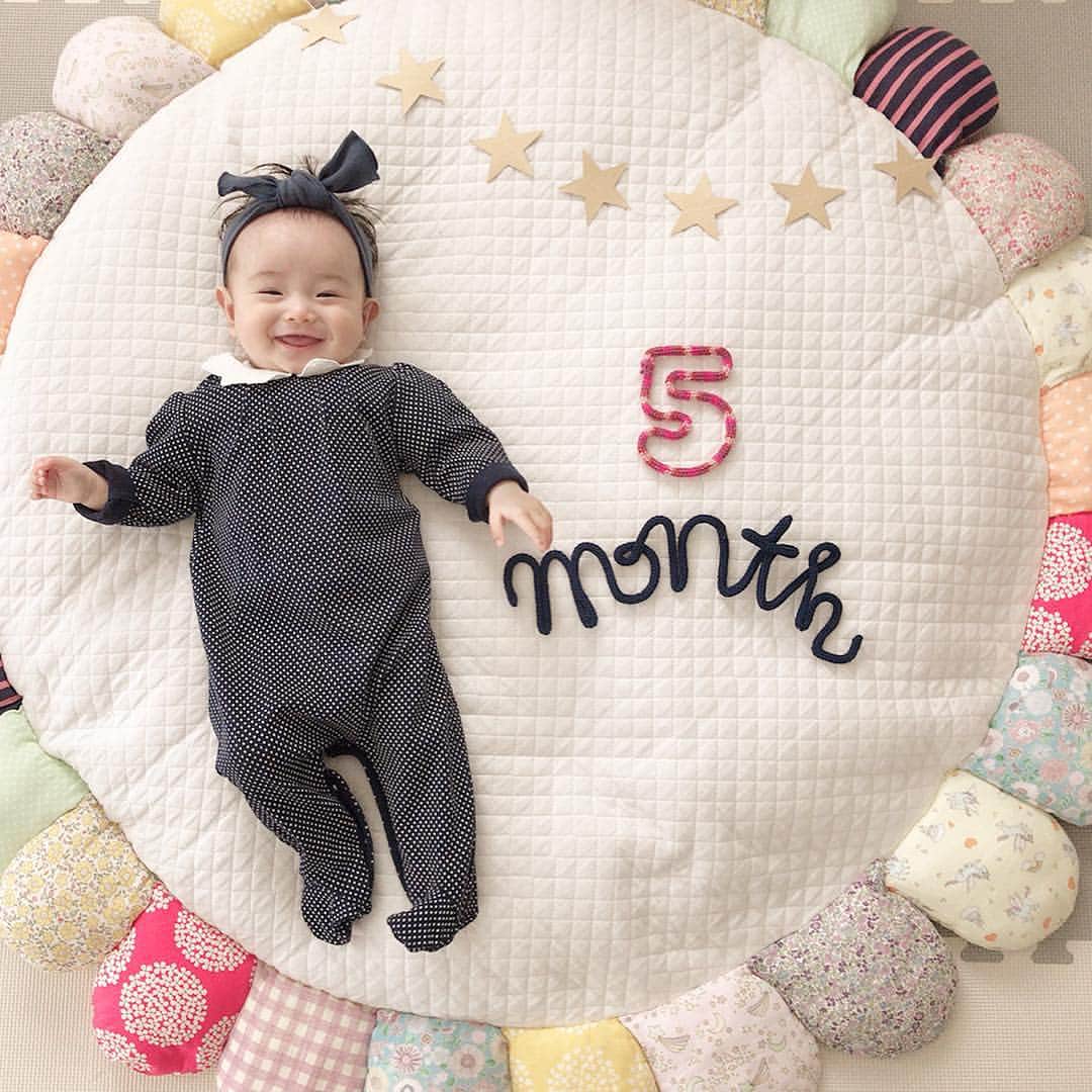 のインスタグラム：「皆様の#mamasandpapasjp ご紹介🤗 . @510mitsu 様からとてもカワイイタグ付け、ご投稿頂きました💕😌 . お写真ではママスアンドパパスのネイビードット 長袖オールインワンをご着用頂きました。 . ドット柄がおしゃれでかわいい長袖オールインワン。 白襟が上品さを際立てるおでかけ用におすすめな１枚ですね🎶 . 商品一覧はTOPのリンクから🔎可能です🎶 @mamasandpapasjp . ★公式ストア👉東京都品川区西五反田7-22-17 TOCビル5階★ . #ママスアンドパパス #出産準備  #ロンパース# 長袖オールインワン #instababy #instababies #follow4follow #followme #親バカ #ママリ#マタママ #ママ #初マタママ #babiesofinstagram #リンクコーデ  #ベビー用品 #ベビーグッズ #ベビーアイテム #新生児 #赤ちゃん #ママコーデ #ママモデル #おしゃれママ #マタママ #プレママ #新米ママ #マタニティ」