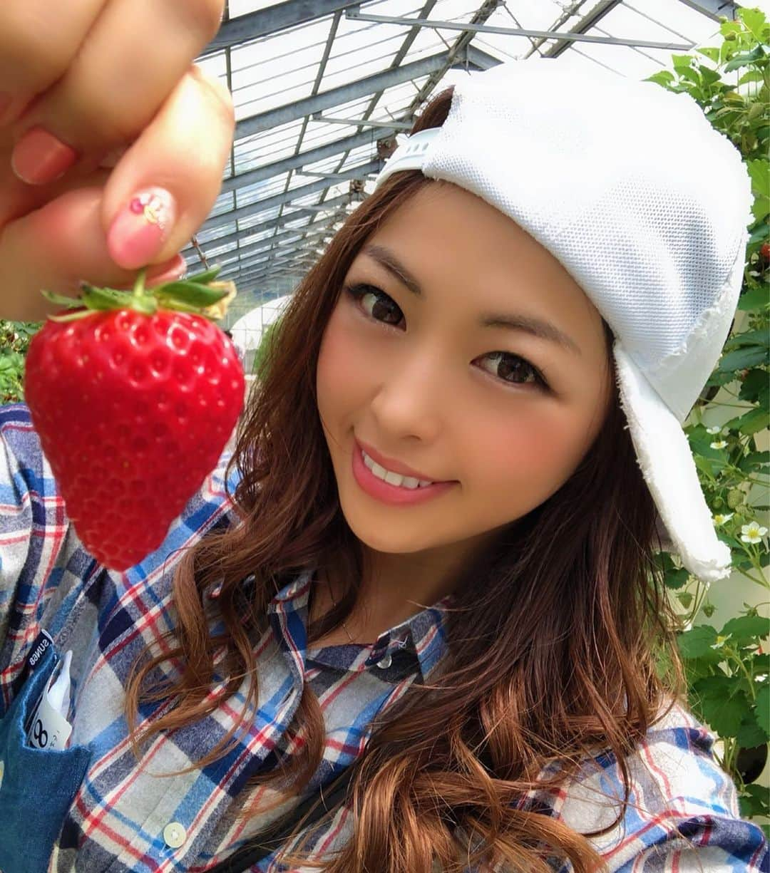 あおい夏海さんのインスタグラム写真 - (あおい夏海Instagram)「やっと行けたいちご狩り🍓 めっちゃめっちゃ甘くて美味しかった😍❤️ これは紅ほっぺ🍓 いちご好きだわー💕💕 いちご狩り今年は行きまくると決めた！！笑  #いちご狩り #イチゴ #紅ほっぺ #苺  #とちおとめ #ストロベリー #strawberry #いちご #マザー牧場 #平成最後 #果物 #フルーツ #自然 #千葉 #牧場 #春コーデ #カジュアル #カジュアルコーデ」4月21日 13時43分 - natsumi.aoi