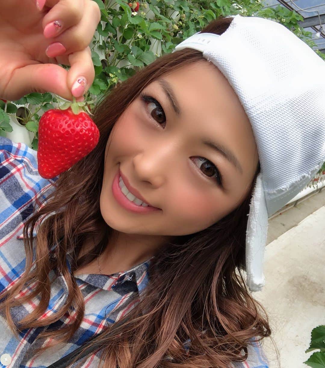 あおい夏海さんのインスタグラム写真 - (あおい夏海Instagram)「やっと行けたいちご狩り🍓 めっちゃめっちゃ甘くて美味しかった😍❤️ これは紅ほっぺ🍓 いちご好きだわー💕💕 いちご狩り今年は行きまくると決めた！！笑  #いちご狩り #イチゴ #紅ほっぺ #苺  #とちおとめ #ストロベリー #strawberry #いちご #マザー牧場 #平成最後 #果物 #フルーツ #自然 #千葉 #牧場 #春コーデ #カジュアル #カジュアルコーデ」4月21日 13時43分 - natsumi.aoi