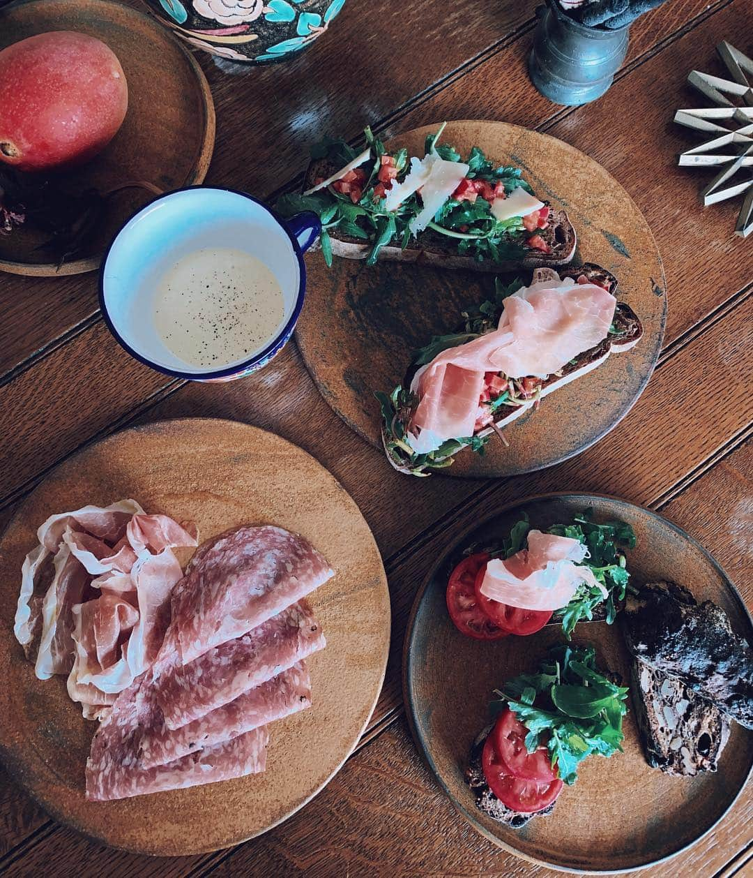 瀬畑茉有子さんのインスタグラム写真 - (瀬畑茉有子Instagram)「Sunday brunch 🌯 . .  シンプルな素材とハンドメイド アイヨリソースのモリモリサンド😜 . 一番贅沢な時間☺️💕☺️ . お皿は昨日相方が @openfish の期間限定マーケットで見つけてきたもの💫@keicondo . . #lunchtime #sandwich #ceramic #keikondo #handmade #sundaymood #cooking #pignontokyo #interior #homesweethome #antiquetable #antique #ukantiques #healthybreakfast #healtylife」4月21日 13時39分 - sehatamayuko