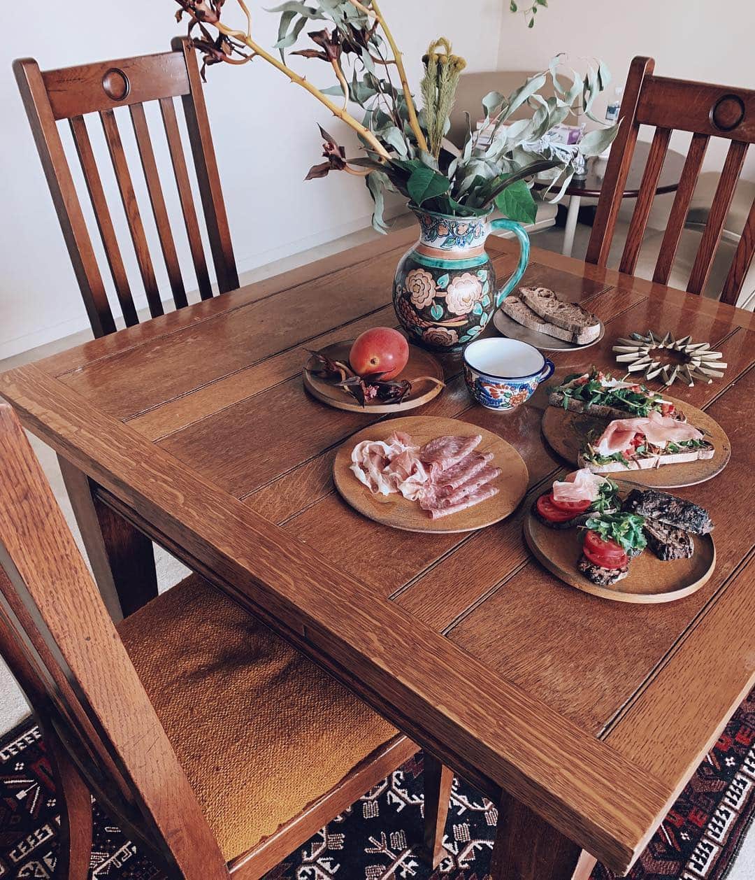 瀬畑茉有子さんのインスタグラム写真 - (瀬畑茉有子Instagram)「Sunday brunch 🌯 . .  シンプルな素材とハンドメイド アイヨリソースのモリモリサンド😜 . 一番贅沢な時間☺️💕☺️ . お皿は昨日相方が @openfish の期間限定マーケットで見つけてきたもの💫@keicondo . . #lunchtime #sandwich #ceramic #keikondo #handmade #sundaymood #cooking #pignontokyo #interior #homesweethome #antiquetable #antique #ukantiques #healthybreakfast #healtylife」4月21日 13時39分 - sehatamayuko