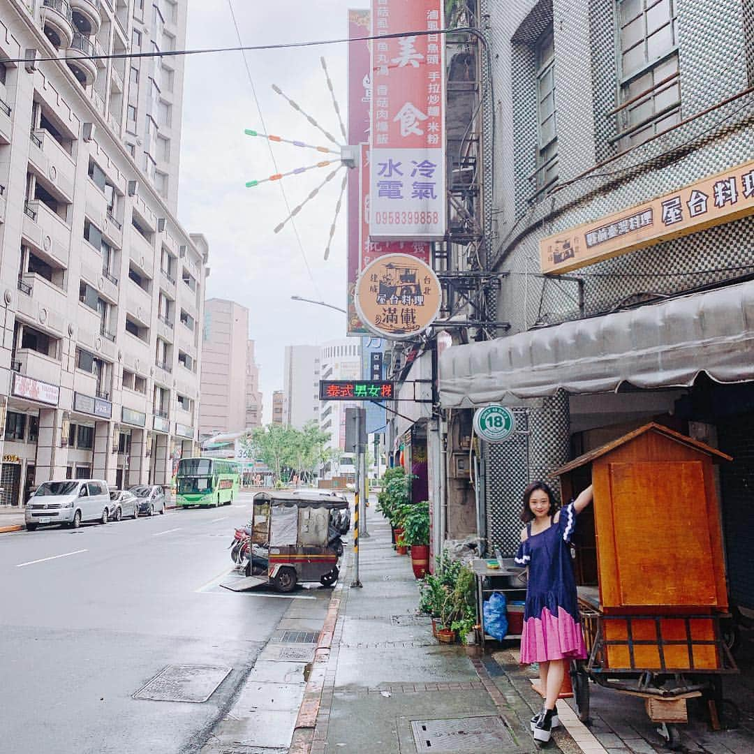 並川花連さんのインスタグラム写真 - (並川花連Instagram)「台湾🇹🇼 🐼Taipei🧫🎈 . 人生初の台湾にきております🌏 🇹🇼 昨日夜に到着して まず向かった先は士林夜市🌛🌈 もうずっとわくわく大興奮‼︎💜 台湾ビールはたまらなく最高で🍺 ごはんは安くて美味しい！🍴 １日目にして大満喫でした☺︎🥇 . そして今日は7時に起きて⏰ ホテルから歩いて朝市へ🌽🌶🥒🍍🥕 台湾の現地感がさいこうに たまらなくてしあわせ〜👶🏻💙 そんな台湾はもう！ 夏！暑い！夏！🌞💦🌻❤️ 夏を先取りしてる気分🥰 . 引き続き当分は 台湾投稿になるかと思われますっ🐼❤️ 小籠包 たまらない、、、🥺🤤」4月21日 13時52分 - kareurn