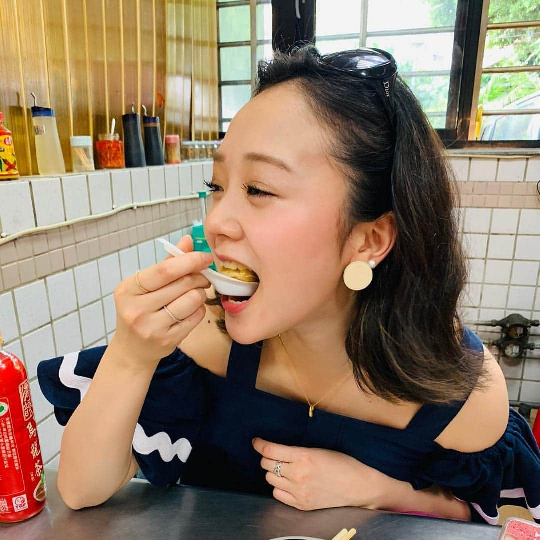 並川花連さんのインスタグラム写真 - (並川花連Instagram)「台湾🇹🇼 🐼Taipei🧫🎈 . 人生初の台湾にきております🌏 🇹🇼 昨日夜に到着して まず向かった先は士林夜市🌛🌈 もうずっとわくわく大興奮‼︎💜 台湾ビールはたまらなく最高で🍺 ごはんは安くて美味しい！🍴 １日目にして大満喫でした☺︎🥇 . そして今日は7時に起きて⏰ ホテルから歩いて朝市へ🌽🌶🥒🍍🥕 台湾の現地感がさいこうに たまらなくてしあわせ〜👶🏻💙 そんな台湾はもう！ 夏！暑い！夏！🌞💦🌻❤️ 夏を先取りしてる気分🥰 . 引き続き当分は 台湾投稿になるかと思われますっ🐼❤️ 小籠包 たまらない、、、🥺🤤」4月21日 13時52分 - kareurn