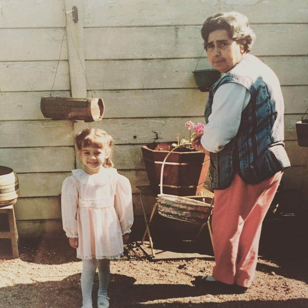 リンジー・フォンセカさんのインスタグラム写真 - (リンジー・フォンセカInstagram)「Easter is only special to me because my grandmother made it so fun. Painting eggs together. Finding them hidden together. Great memories. I miss her everyday.」4月21日 13時50分 - lyndsyfonseca